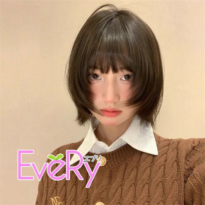 セット内容&nbsp;✽.*꙳ ウィッグ※こちらの商品は、個人差等ございますので、商品ご到着後、お客様ご自身より手くしやカット等多少の調節が必要な場合もございます。「記載のないアクセサリー　小物等は付属しません」 素材&nbsp;✽.*꙳ 高温耐熱ファイバー カラー&nbsp;✽.*꙳ ブラウン サイズ (cm)&nbsp;✽.*꙳ 長さ：約32cm※表記寸法と実寸値の多少の誤差はご容赦ください。 よくある質問&nbsp;✽.*꙳ Q1. ショートウィッグとのことですが、自然なシルエットで使いやすいでしょうか？▸ ふんわりとした丸みのあるシルエットで、普段使いやイベントでも自然に馴染むデザインです。初めての方でも扱いやすい長さです。by EveryshopQ2. 前髪ぱっつんのデザインですが、自分に似合うかどうか調整できますか？▸ 前髪はスタイリングしやすい仕様で、軽く整えることでご自身の顔立ちに合わせた自然なラインに仕上げられます。by EveryshopQ3. イベントで長時間使用したいのですが、ズレにくさが気になります。安定感はありますか？▸ フィット感を意識した構造で頭にしっかり馴染み、学園祭や舞台などの長時間使用でも安心してお使いいただけます。by Everyshop模倣品・コピー商品を扱うお店が増えています。ご注文のショップ名と、画像や商品説明にあるショップ名が同一かご確認の上ご注文ください。 送料&nbsp;✽.*꙳ ★1点 880円(北海道・九州・沖縄・離島除く)商品を複数ご注文の場合の送料は、下記の表を参照してください。 ※SALE品など、他商品との同梱発送不可の商品と合わせてご購入の場合、送料の計算が異なりますのでご注意ください。 注意事項&nbsp;✽.*꙳ ●ページの閲覧環境によって、掲載写真と実際の商品の色合いが異なる場合があります。 ●モデルに小物を使う場合がございますが、商品に含まれませんので、セット内容をご確認ください。 ●製造過程・出荷過程の間に出来た細かなキズ・折りジワ・ヨゴレなどある場合がございます。細かい部分まで気になさる方は、ご購入をご遠慮ください。 ●商品の仕様は、製造元の都合により予告なく変更や突然の欠品等で商品手配の遅れや手配ができない場合がございます。 ●お届けした商品に不備がございましたら、お届け後5日以内にご連絡ください。早急に対応させていただきます。なお期日を過ぎた場合はお受け致しかねます。 ●土日祝祭日のご注文およびお問い合わせへの弊社からのご連絡は、翌営業日となります。 ●海外製品のため、詳細タグなし。 ●配送の関係上、ラッピング対応は受け付けておりません。 &nbsp;&nbsp;会社・学校・団体でご購入のお客様 発送の際、ご担当者様のお名前（フルネーム）が必要となります。 登録情報のお名前を、会社名や団体名のみでご登録されている場合、ご登録名をご担当者様のお名前にご変更していただくか、【備考欄】にフルネームでご記入願います。 【納品書や領収書につきまして】 当店では個人情報保護及び環境保全の為ペーパーレス化に取り組んでおりますので、お届けのお荷物に納品書（お買上明細書）は同封しておりません。ご了承くださいませ。 ご希望の場合、ご注文時【備考欄】にご記入願います。PDFファイルをメールにて添付いたします。 &nbsp;&nbsp;返品・交換・キャンセルについて サイズ間違い・イメージ違いなど、お客様都合によるキャンセルやご交換は原則として承っておりません。返品ルールに関しましては、リンク先ページをご覧の上、お気軽にお問い合わせください。 SIMILAR COLOR ブラウン 茶