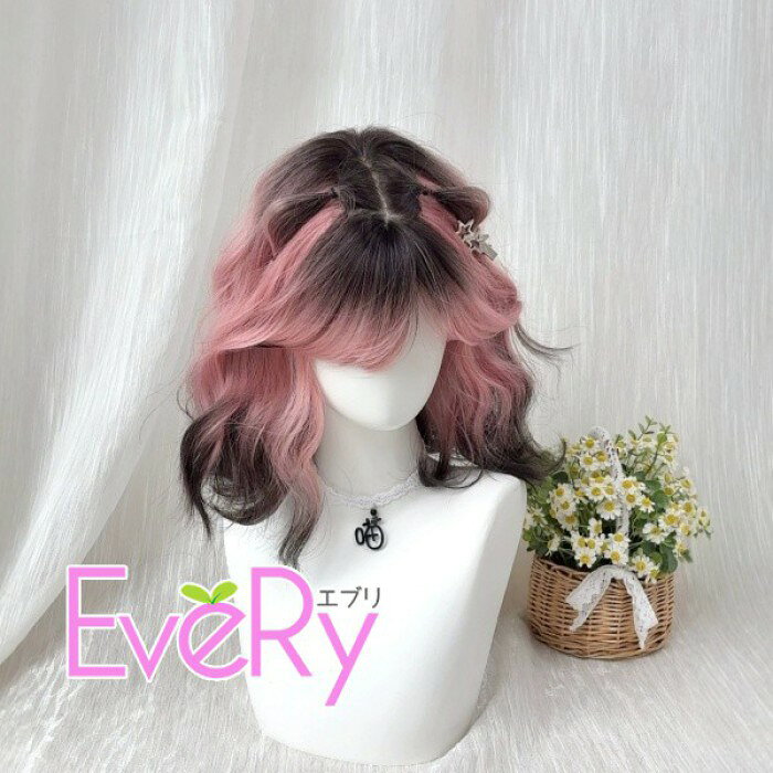 セット内容&nbsp;✽.*꙳ ウィッグ/ヘアネット【※こちらの商品は、個人差等ございますので、商品ご到着後、お客様ご自身より手くしやカット等多少の調節が必要な場合もございます。】「記載のないアクセサリー　小物等は付属しません」 素材&nbsp;✽.*꙳ 高温耐熱ファイバー カラー&nbsp;✽.*꙳ ピンク サイズ (cm)&nbsp;✽.*꙳ フリーサイズ※表記寸法と実寸値の多少の誤差はご容赦ください。 よくある質問&nbsp;✽.*꙳ Q1. ショート丈でも華やかな印象になりますか？▸ はい。羊毛巻き風のカールとピンクグラデーションで、ふんわり可愛らしい雰囲気を演出できます。by EveryshopQ2. どのようなコーデに合わせやすいですか？▸ ロリータ、原宿系、コスプレ、イベント衣装など、個性的で可愛いコーデにおすすめです。by EveryshopQ3. ボリューム感はありますか？▸ はい。自然なボリューム感のあるショートカールで、顔まわりを華やかに見せてくれます。by Everyshop模倣品・コピー商品を扱うお店が増えています。ご注文のショップ名と、画像や商品説明にあるショップ名が同一かご確認の上ご注文ください。 送料&nbsp;✽.*꙳ ★1点 880円(北海道・九州・沖縄・離島除く)商品を複数ご注文の場合の送料は、下記の表を参照してください。 ※SALE品など、他商品との同梱発送不可の商品と合わせてご購入の場合、送料の計算が異なりますのでご注意ください。 注意事項&nbsp;✽.*꙳ ●ページの閲覧環境によって、掲載写真と実際の商品の色合いが異なる場合があります。 ●モデルに小物を使う場合がございますが、商品に含まれませんので、セット内容をご確認ください。 ●製造過程・出荷過程の間に出来た細かなキズ・折りジワ・ヨゴレなどある場合がございます。細かい部分まで気になさる方は、ご購入をご遠慮ください。 ●商品の仕様は、製造元の都合により予告なく変更や突然の欠品等で商品手配の遅れや手配ができない場合がございます。 ●お届けした商品に不備がございましたら、お届け後5日以内にご連絡ください。早急に対応させていただきます。なお期日を過ぎた場合はお受け致しかねます。 ●土日祝祭日のご注文およびお問い合わせへの弊社からのご連絡は、翌営業日となります。 ●海外製品のため、詳細タグなし。 ●配送の関係上、ラッピング対応は受け付けておりません。 &nbsp;&nbsp;会社・学校・団体でご購入のお客様 発送の際、ご担当者様のお名前（フルネーム）が必要となります。 登録情報のお名前を、会社名や団体名のみでご登録されている場合、ご登録名をご担当者様のお名前にご変更していただくか、【備考欄】にフルネームでご記入願います。 【納品書や領収書につきまして】 当店では個人情報保護及び環境保全の為ペーパーレス化に取り組んでおりますので、お届けのお荷物に納品書（お買上明細書）は同封しておりません。ご了承くださいませ。 ご希望の場合、ご注文時【備考欄】にご記入願います。PDFファイルをメールにて添付いたします。 &nbsp;&nbsp;返品・交換・キャンセルについて サイズ間違い・イメージ違いなど、お客様都合によるキャンセルやご交換は原則として承っておりません。返品ルールに関しましては、リンク先ページをご覧の上、お気軽にお問い合わせください。 SIMILAR COLOR ピンク