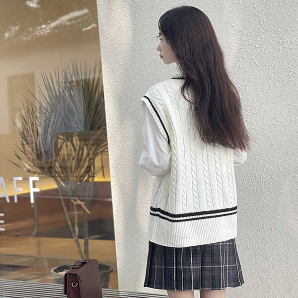 ドレス・ファッション エブリの入学式 卒業式 スーツ 女の子 ニットベスト 子供服 jk 4点セット ゆったりサイズ フォーマル スーツ 女児 チェック 中学生 高校生 中高生 通学 制服 結婚式 お受験 発表会 演奏会 誕生日 可愛い プレゼント ギフト S M L XL ベージュ グレー dt197t2t2t2｜アングル3