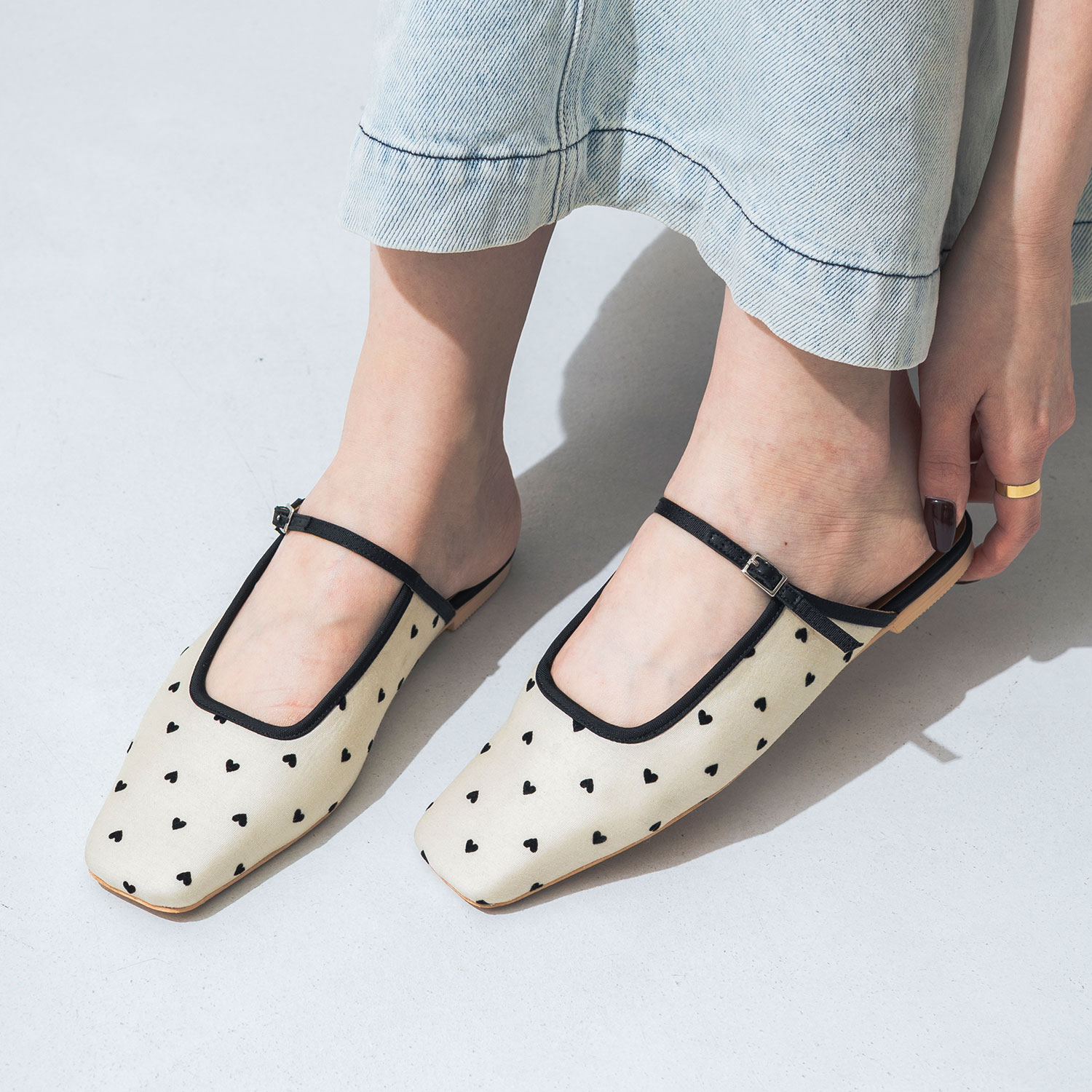 【公式】【SALE/42%OFF】イーボル EVOL 軽量・柔らかい ソフトスクエアフラットミュール サンダル ブラック 25ss 新作 靴 レディース パンプス ミュール フラット ペタンコ ソフト 軽量 軽い スッと履ける 甲高 幅広 大きいサイズ LL