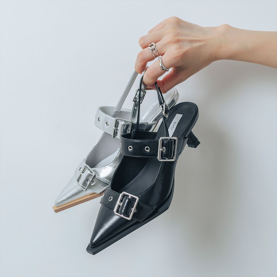 【公式】イーボル EVOL 【ふかふか・柔らかい】ダブルベルト5cmパンプス ブラック 靴 レディース 25aw 新作 パンプス ミュールパンプス ミュール ベルト ポインテッドトゥ 柔らかい 疲れにくい オフィス 韓国 小さいサイズ 大きいサイズのサムネイル