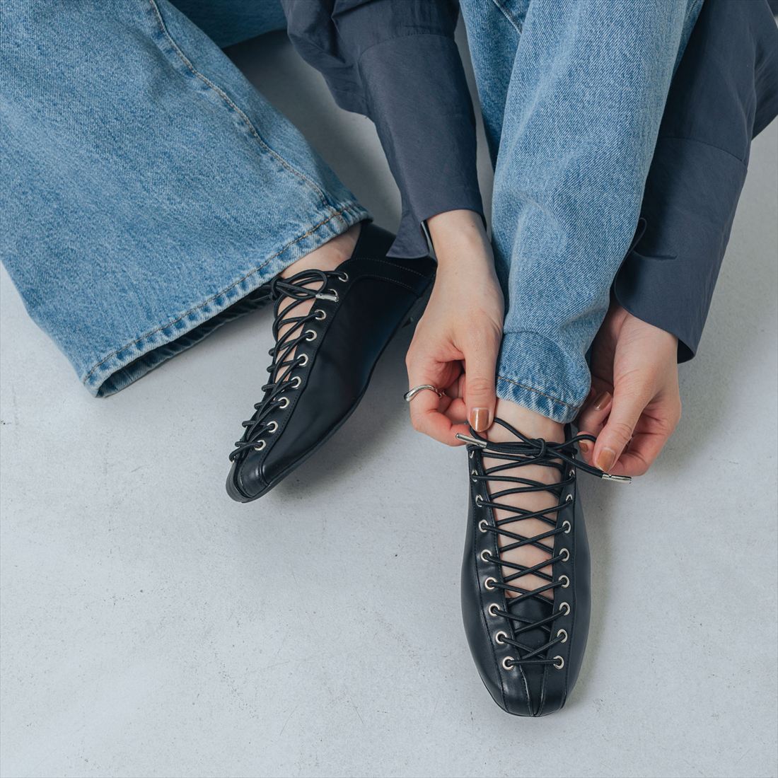 【公式】【SALE／22%OFF】イーボル EVOL 【クッション入り・柔らかい】レースアップフラットパンプス ブラック 靴 レディース 25aw 新作 パンプス ラウンドトゥ レースアップ バレエコア フラット ぺたんこ ローヒール 軽量 軽い カジュアル 大きいサイズのサムネイル