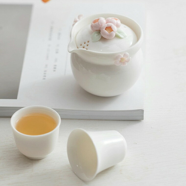 透かし模様で茶の色が見える玲瓏磁器 玲瓏磁 手作り 陶磁器 