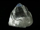 マニハール産ヒマラヤ水晶　カテドラル、グランドレコードキーパー、アナテース、透明度と輝き インド北部、ヒマチャルプラディッシュ州、ガルサ渓谷、マニハール産　サイズ　72mm×61mm×59mm　重量197g　（送料無料） マニハール産ヒマラヤ水晶 神々の宿る山と言われ、最も強いエネルギーを持つと言われる、聖地ヒマラヤ山脈の水晶です。 マニカラン産ヒマラヤ水晶の採取地として有名なパールバティ渓谷の南側の山を越えた所にマニハールという村が有り、上質のマニカラン産に匹敵するような透明感を誇る品質の高い美しい水晶が一つ一つ手掘りで丁寧に採取されます。 近年、クローライトやルチルを伴った水晶が産出され、話題となりました。 マニハールはパールバティ渓谷の南側に位置するガルサ渓谷最北部の一角にありますが、最近は独立した産地として表記されることが多いようです。 本品の説明 本品はマニハール産の透明度が高く輝きのあるカテドラルクォーツ結晶です。 下記の特徴が見られます。 　・カテドラルクォーツ 錐面および柱面にカテドラルクォーツの特徴が出ています。 段差を伴って複数層重なった輝きの強い錐面が見られます。 横方向のバーコード上の条線がみられる柱面上部にカテドラルの錐面から続く縦方向の結晶と結晶の接合線が見られる結晶です。 　・グランドレコードキーパー 錐面に何層にも層重なったレコード（三角形の成長丘）が複数出ているグランドレコードキーパーです。 レコードは三角形の透明な盛り上がりなので、錐面を光に反射させてみると分かりやすいです。 　・逆三角形の窪み 透明度が非常に高く大きい錐面に小さい逆三角形の窪み▼が出ています。 　・アナテース 柱面上部に銀色～銀黒色の小さいアナテース（鋭錐石）結晶が数個見受けられます。光に反射させると、小さいが強く反射します。 　・右水晶 錐面右下側にX面が見られる右水晶です。X面は光に反射させると分かりやすいです。 未研磨結晶の為、多少ダメージがある部分があります。 鉱物・パワーストーン用語の説明 カテドラルクォーツ カテドラル水晶（カテドラルクォーツ）とは複数の水晶が縦方向に折り重なるように結晶を繰り返し（平行連晶）、一体化して成長したものです。　その独特の外観がまるでヨーロッパの大聖堂のように見えることに由来しています。 大小、複数のピークや多数の錐面が見られたり、結晶の柱面に、縦方向に結晶が折り重なって一体化した接合線が見られるなど、複雑な凸凹状のカテドラル水晶特有の形状になります。 パワーストーンとしてのカテドラルクォーツの意味は、複数の結晶が一体化してできた美しい集合体である為、浄化力が非常に強く、多くの人々が集まって何かを達成する時やチームワークが必要な時などに力を発揮するとされています。 また、カテドラルライブラリーと呼ばれることもあり、これは、地球上で起こったすべての情報が記録されている保管庫のようなもので、過去の叡智や、人類が個人個人としてではなく、集合体として共有している知識にアクセスし、必要な情報を提供してくれるという説があります。 レコードキーパー レコードキーパーは結晶面に少し盛り上がった、上向きの三角形の文様（レコード、成長丘）のある石です。 水晶は二酸化ケイ素で構成されており、これが分子レベルで繋がり結晶して、やがて成長丘と呼ばれる三角形△の形で成長し、この成長丘が沢山連なり、やがて大きな錐面が構成されます。 パワーストーンの世界では、レコードキーパーは古代の記憶が刻まれている潜在意識の叡智を象徴しており、△はその入り口とされ、精神、肉体、霊性の調和をもたらし、そこから自分に必要な高度なメッセージを受け取り、より高い次元へ進む為の瞑想に使用されています。 錐面の逆三角形の▼窪み 錐面にエッジがきいてくっきりとした逆三角形の深い▼窪みが見られることがあります。　 これはアイスクリスタルなどの蝕像水晶に見られる溶かされたトライゴーニックでは無く、カテドラルクォーツに稀に見られる特徴の一つで、水晶の成長過程で小さい三角形の錐面が多数並んで結晶した時に錐面と錐面の間に隙間が生じたものです。 その後大きな錐面として一体化しますが、この場合は▼隙間を残したまま成長したものです。 これは溶かされたトライゴーニックとは違った原因により生じた逆三角形の凹みです。 逆三角形▼の窪みはその生じた原因によらず、トライゴーニックであるとする説もあります。 トライゴーニックの提唱者のジェーン・アン・ダウ女史はその生じた原因については言及しておらず、現象としての逆三角形▼の窪みについてのみ語ってあります。 また、ダウ女史の著書にはトライゴーニックの説明で、「エッジが効いた逆三角形の窪み」という表現があり、まさにこれが当てはまるというのがその理由です。 右水晶 水晶の成分は二酸化珪素ですが、これが分子レベルで螺旋状に結合し結晶を形作る際に右回りと左回りの2つがあり、右回りの結晶構造のものは左水晶、左回りのものは右水晶に区別されます。 通常、外見ではなかなか判断できませんが、稀に、結晶錐面の斜め下側辺りに、X面と呼ばれる小さい面が表れることがあり、この面が錐面の右側に出た結晶は右水晶、左側に出たものは左水晶であることが目で見て判断出来ます。 自然界の右水晶と左水晶の割合はほぼ同等と言われています。 自然の鉱物の為、天然由来及び採取時の細かいキズ、欠け等は御容赦下さい。 また、パソコン環境の違いにより現物とは多少色合いが異なって見えることがあります。予めご了承下さいませ。