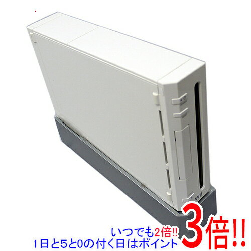 商品名【中古】任天堂 家庭用ゲーム機 Wii [ウィー]商品状態 動作確認済みの中古品です。 ※付属ストラップに汚れがございます。 ※中古品ですので、その他にも傷、汚れ等ある場合がございます。ご理解の上、ご検討お願いします。商品説明 だれでも遊べる直感操作 Wii リモコンは、片手でテレビ画面に向けるだけのカンタン操作。さらに振ったり、ひねったり、指したりと、直感的にプレイすることができるので、ニンテンドーDSのタッチスクリーンと同様に、年齢・性別・ゲーム経験の有無を問わず、誰もが自由自在に操作できます。そして、これまでに見たこともない新しいプレイスタイルは、隣にいる人を"プレイの輪"の中へ誘い込みます。商品名 任天堂 家庭用ゲーム機 カラー シロ 型番 Wii [ウィー] 基本仕様 入力端子 ・USB2.0 × 2 ・SDカードスロット ×1 ・ゲームキューブコントローラポート ×4 ・ゲームキューブメモリカードスロット ×2 ・AVマルチ出力端子 ×1（新AVケーブル採用） ・センサーバー接続端子 ×1 通信機能 ・無線LAN（IEEE802.11b/g準拠）またはLANアダプタ（オプション）によるインターネット接続 ・任天堂独自プロトコル方式によるニンテンドーDSとの無線通信 ※Wiiリモコンジャケットは付属していません。 その他の機能 ・アプリケーション、データ等の保存領域として512MBの内部フラッシュメモリ搭載 ・オペラブラウザ（オプション） ・バーチャルコンソールのゲームやブラウザなどフラッシュメモリ内のアプリケーションを高速に起動 サイズ 幅x高さx奥行 44×157×215.4 mm(突起物含まず) 付属品 画像のものがすべてです。ご確認後、ご検討お願い致します。 ※テスト用単3電池・センサーバースタンド専用両面テープ・説明書「機能編」「かんたんガイド」はありません。 その他 ※商品の画像はイメージです。その他たくさんの魅力ある商品を出品しております。ぜひ、見て行ってください。※返品についてはこちらをご覧ください。　