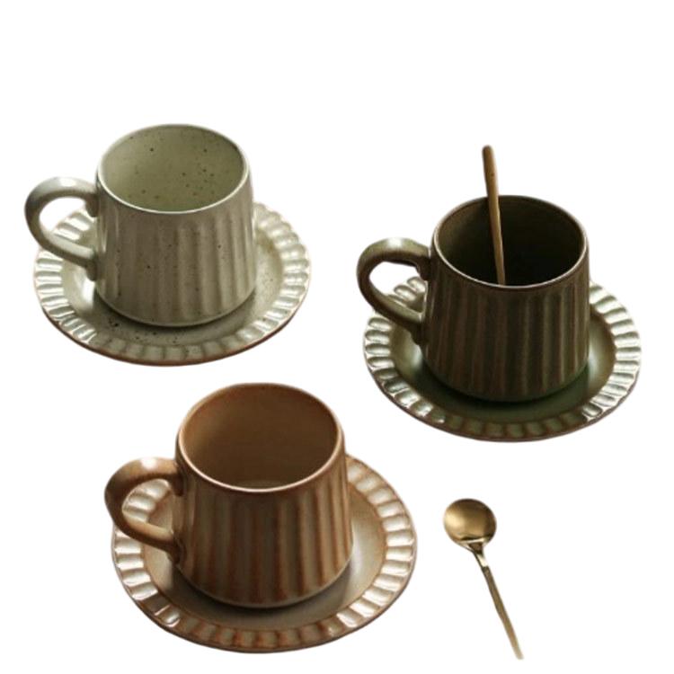 カップ/皿/スプーンの3点セットのコーヒーカップ。【300ml】【全9色】【陶器】自宅でカフェのようなコーディネートが楽しめる、カップ&プレートのセットです。シンプルなのに素敵に見える。使ってみてわかる、飾りすぎない器こそ、毎日の料理を十分に引き立ててくれます。ぽってりとした厚みとゆるやかなカーブからなるアシンメトリーなフォルムが、ティーシーンにリラックス感をもたらします。珈琲以外にも様々な飲み物を入れてお楽しみください。サイズカップ/皿/スプーン(セット)サイズについての説明サイズ:【カップ】容量300ml 直径8.3cm 縦8.5cm【皿】直径15.5cm 縦2cm素材陶器色セット1 セット2 セット3 セット4 セット5 セット6 セット7 セット8 セット9備考サイズ詳細等の測り方はスタッフ間で統一、徹底はしておりますが、実寸は商品によって若干の誤差(1cm〜3cm )がある場合がございますので、予めご了承ください。製造ロットにより、細部形状の違いや、同色でも色味に多少の誤差が生じます。パッケージは改良のため予告なく仕様を変更する場合があります。▼商品の色は、撮影時の光や、お客様のモニターの色具合などにより、実際の商品と異なる場合がございます。あらかじめ、ご了承ください。▼生地の特性上、やや匂いが強く感じられるものもございます。数日のご使用や陰干しなどで気になる匂いはほとんど感じられなくなります。▼同じ商品でも生産時期により形やサイズ、カラーに多少の誤差が生じる場合もございます。▼他店舗でも在庫を共有して販売をしている為、受注後欠品となる場合もございます。予め、ご了承お願い申し上げます。▼【原産国/製造国: 中国】指定された配送時間は承っておりません。【】珈琲カップ ソーサー 陶器 300ml キッチン用品 食器 調理器具 早い者勝ち セット1 セット2 セット3 セット4 セット5 セット6 セット7 セット8 セット9