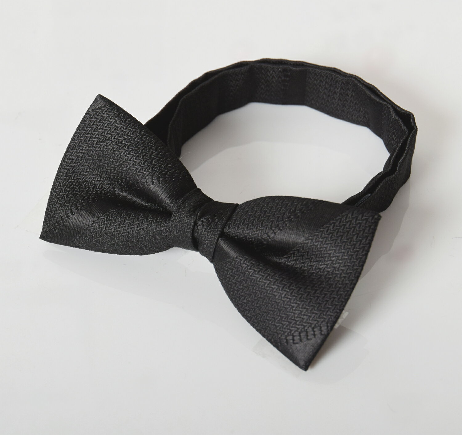 京都西陣の老舗機屋で織り上げた高品質なシルク地を使って作った蝶ネクタイ