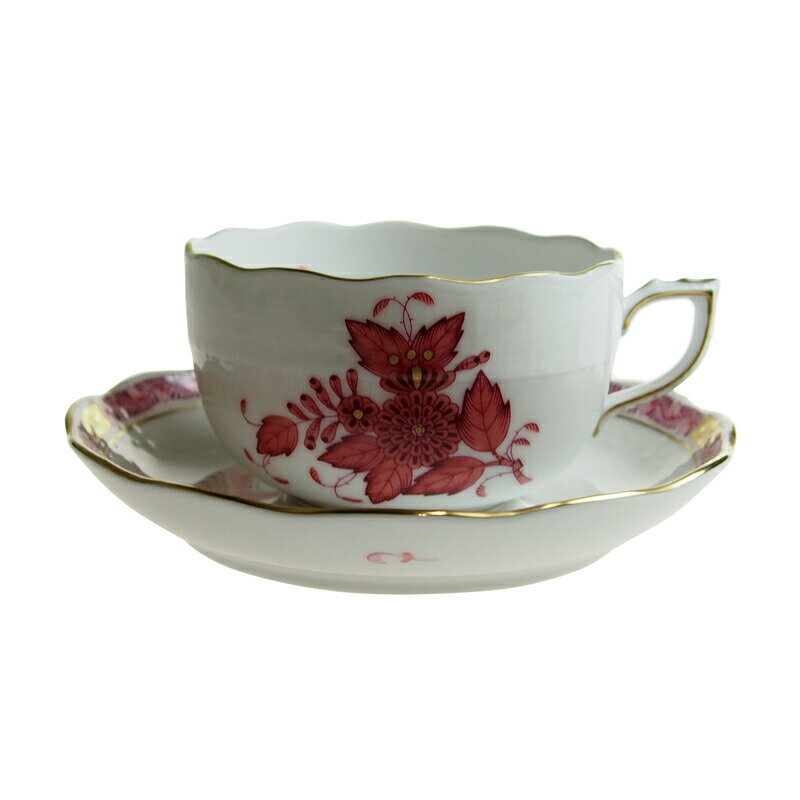 ◆商品仕様 素材 磁器（Porcelain） 生産国 ハンガリー （Made in Hungary） 口直径 9cm 高さ 5cm ソーサー直径 14cm 容量 200ml ブランドBOX 付属しておりません。 商品につきまして 商品は1点ずつ手描きの為、柄に個体差があり、HP上でご紹介の商品とお届けする商品が多少異なる場合がございます。 予めご了承下さいませ。 全てが手作業の逸品 1870年にハンガリーの“アポニー伯爵”に納められた事から、 アポニーの名を冠した定番のシリーズ。 絵柄のパターンはインドの華を基調に、 ヘレンドならではの落ち着きのあるグリーンと 金彩が魅力的な、優美さが感じられる作品。 ヘレンドはヨーロッパ貴族の間で昔から愛用されているブランド。 ヴィクトリア女王、ハプスブルグ家、ロスチャイルド家などヨーロッパの名門と呼ばれる 上流階級の間でも親しまれる理由は、世界最高峰の“手描きでの絵付け”にあります。 絵付けは全てが手描き ヘレンドの商品は一流ペインターの手描きで描かれ、 商品一つ一つ絵の位置・色・形等が異なり、 たとえ同じシリーズの同じ商品であっても世界に二つと全く同じ物のない逸品です。 ペインターの個性をご堪能下さい。