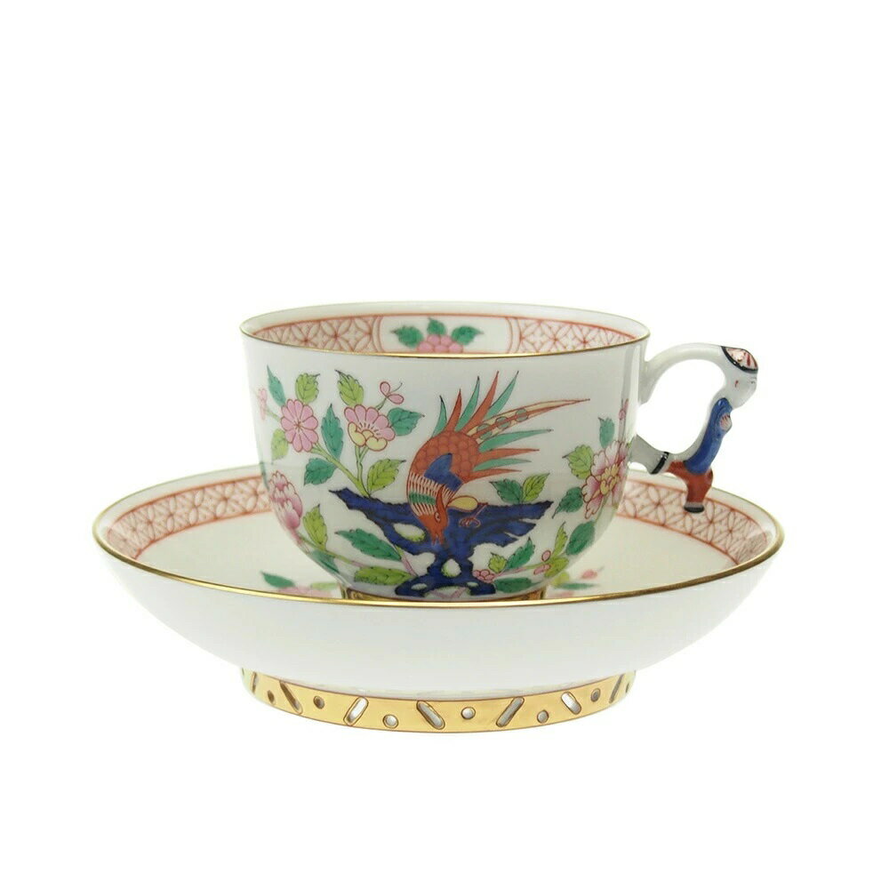 生産国 ハンガリー（Made in Hungary） 素材 磁器（Porcelain） サイズ ＜カップ＞ 直径 8.7cm / 高さ 6.5cm / 容量 200ml ＜ソーサー＞ 直径 14.1cm / 高さ 3.7cm ブランドボックス 付属しておりません 商品につきまして 陶磁器の製法上ピンホール（針穴のような凹み）、スタンプの滲み、糸尻の欠け、色とび、黒点、線傷、突起、ざらつき、濃淡、黒点がある場合がございますが不良商品ではございません。 上記理由の返品交換は承ることが出来ませんので、予めご了承くださいませ。 おことわり 商品は1点ずつ手描きのため個体差があり、同型番の商品であってもお届けする商品が画像と異なる場合がございます。 絵柄、モチーフの違い、位置等、一点物の為、予めご了承くださいませ。 極楽鳥が舞う、エキゾチックな魅力のデザイン ヘレンドの得意なシノワズリ。 高台部にはオープンワークと呼ばれる、透かし技法が使われています。 とても繊細な手描きの絵付けはとても優雅でため息が出るほど。 極楽鳥が描かれたエキゾチックなデザインです。 貴族たちがあこがれたシノワズリ（中国趣味） シノワズリはヘレンドの得意とするシリーズ。 中国の雰囲気を醸し出すデザインが印象的で、取っ手部分やポットのつまみなどに、傘を被った中国の清朝の官吏（マンダリン）のモチーフが施されているのが特徴です。 中国趣味（シノワズリ）は17世紀後半から18世紀後半にヨーロッパで流行しました。 インド航路がヴァスコ・ダ・ガマによって開拓され、15世紀に絹織物や陶磁器が中国から輸入されると、そのエキゾチックな魅力から、大きな流行となりました。 19世紀以降も、ヘレンドは文化の混じるハンガリーより、多彩なシノワズリ作品を生み出しています。 世界最高峰の絵付け ヘレンドはヨーロッパ貴族の間で昔から愛用されているブランド。 ヴィクトリア女王、ハプスブルグ家、ロスチャイルド家などヨーロッパの名門と呼ばれる 上流階級の間でも親しまれる理由は、世界最高峰の手描きの絵付けです。 1826年、ハンガリーの首都ブダペストから車で2時間程の場所にあるヘレンド村で、ヴィンツェンツ・シュティングル(Vinzenz Stingl)がヘレンドを創業。 焼き物の盛んだった地帯であり、16世紀からマヨルカ陶器の産地としても知られ、シュティングルは質の高い磁器生産に向けて試行錯誤し、フィッシェル・モールが1839年に引き継ぎ、発展させ、現在の基礎を築きました。 その頃ヘレンドの顧客はハンガリーの貴族が主でしたが、1842年にはヘレンド磁器製造所として帝室、王室御用達と承認され、皇帝フランツ・ヨーゼフの庇護を受けます。 その後、世界万国博覧会の舞台でヘレンドの名声が世に轟く事となりました。 絵付けは全てが手描き ヘレンドの商品は一流ペインターの手描きで描かれ、商品一つ一つ絵の位置・色・形等が異なり、 たとえ同じシリーズの同じ商品であっても世界に二つと全く同じ物のない逸品です。 ペインターの個性をご堪能ください。