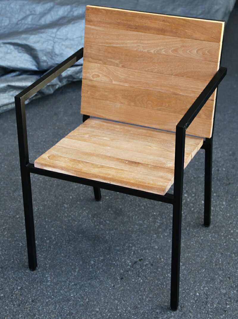 ※運送会社の規約改定により「配送日」「配送時間」 の出荷後、送り状番号が発行されますのでそちらでご確認をお願い致します。 サイズ 約W495×H750×D460×SH415（mm） 重量 約5.0kg 材質 チーク　アイアン 色 木：無塗装　鉄：黒 仕様 スタッキング可能商品※画像2.参照 生産国 インドネシア 納期送料 ☆メーカー直送品 発注後 4〜7日程度で出荷（土日祝日、欠品時を除く） ☆送料無料 北海道・沖縄県・他離島は送料別途お見積りです。