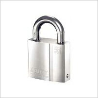 ・信頼と実績の高いアブロイ（ABLOY)社製南京錠（パッドロック）・ヨーロッパCENグレード基準に裏付けられた耐久性（AVA0890を除く）・スプリングを極力使用しないため故障知らず。船舶、沿海、寒冷地、軍事、過酷な外部環境でも作動・ドリル、のこぎり等による攻撃に強い堅牢な素材と耐破壊機構（AVA0890を除く）・ゲート、窓、ボート、トレーラーなどの施錠に好適・世界各国の重要な場所で使われているアブロイ（ABLOY)社製南京錠（パッドロック）です。・スプリングを極力使用しないため故障知らず。船舶、沿海、寒冷地、軍事、過酷な外部環境でも使用されています。・ドリル、のこぎり等による攻撃に強い堅牢な素材と耐破壊機構（AVA0890を除く）を持っています。品名・品番&nbsp;ABLOY　PADLOCK　南京錠PL341N-25 素材本体：真鍮シャックル：硬化ボロン鋼&nbsp;仕様クローム&nbsp;鍵タイプDLP合鍵本数3本外形寸法本体部：高さ52.7mm×幅57mm×厚み25mmシャックル部：径φ10mm×内寸高25mm×内寸幅28mメーカー取寄品