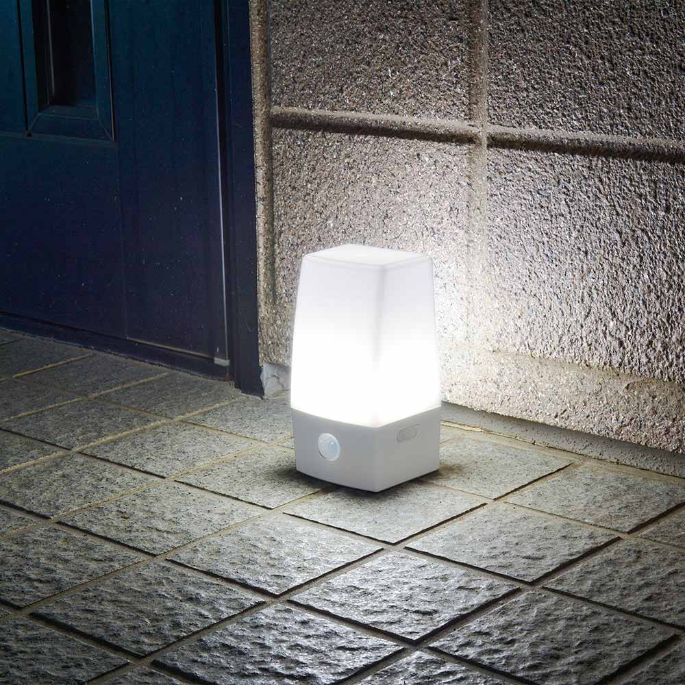 LEDナイトライト(明暗＋人感センサー/単3形×6本使用/昼白色/210 lm/IPX4防水)_06-0...