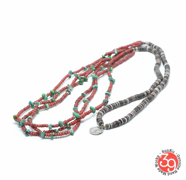■BRAND/ブランド Sunku/39 (サンク) ■ITEM DESCRIPTION/商品説明 SK-238 Antique beads necklace/TQS 独特な風合いが印象的なホワイトハートビーズとターコイズビーズを 使用したネックレス。 少し淡く、個性のある色味が特徴的なビーズが使用されています。 フロント部分は3連のデザインにしてボリュームを持たせた個性的な シルエットで、存在感のあるシルエットです。 1本あるとコーディネートの主役になります。 ※同デザインで、シルバービーズとのコンビタイプもございます。 - ホワイトハートビーズ - こちらのシリーズに使用されておりますホワイトハートビーズは、 1800年後期〜1900年初期の【赤金】と呼ばれる、赤いガラスの色を 出すために金を使用している、とても雰囲気のある発色のアンティーク ビーズが使用されています。 ■SIZE/サイズ 幅 mm / 厚み mm ■MATERIAL/素材 SILVER925,SHELL,Antique Beads ■ IMFOMATION こちらの商品には、付属品として専用ポーチが付いております。 ※ポーチは、リサイクル生地により製作されておりますので、 色目など毎回、異なります。ご了承下さい。 店舗での販売も致しておりますので売り違いにより、 お取り寄せになる場合もございます。予めご了承下さい。 お取り寄せの場合は、商品にもよりますが1週間から1ヶ月で 入荷いたします。入荷状況など折り返しご連絡申し上げます。 入荷状況など折り返しご連絡申し上げます。 ラッピングサービスを無料にてご用意致しております。 ご利用の際、WHITE.RED.NAVYよりお選び頂き備考欄へご記入下さい。 ショップからの入荷情報やお得な情報をいち早くお届けします。ご登録はこちらからどうぞ。 当店は実店舗と自社サイトと在庫を共有しておりますので、どうしてもオーダー受付後に 売り違いよる完売になってしまう場合がございます。その際は再度こちらからご連絡させ ていただきます。ご迷惑をお掛け致しますが,ご理解・ご了承の程、宜しくお願い申し上げ ます。 お客様がご覧になる環境(モニターなど)によって、実際の商品と色合いが異なる場合もございます。予めご了承下さいませ。