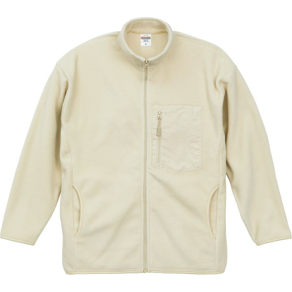 ゴープコアなコーデで冬を制す本格仕様のフリースジャケット。使い勝手抜群のスタンドジャケットをマイクロフリースで仕上げたハイスペックなアウター。マイクロフリースは軽量ながら、短い毛足の中にあたたかい空気をため込み、熱を逃がしづらい素材。通気性・速乾性も高いため蒸れを軽減する万能さも魅力です。また、ざっくりと羽織れるサイズ感、アクセントとなる胸ポケットなど、こだわりを随所に散りばめ、スタンドカラー仕様は首もとまであたたかさをキープしてくれる心憎いアイテムです。近年のアウトドアブームが牽引し、今や屋内外のおしゃれ着はもちろん、タウンユースとしても冬の主役級プロダクト。さらに、旅行やキャンプなどの荷物が多いシーンには軽量アウターとしてうってつけです。ポリエステル 100％ マイクロフリース、胸ポケット部分/ナイロン100％保温ファスナーはシングルスライダー中国