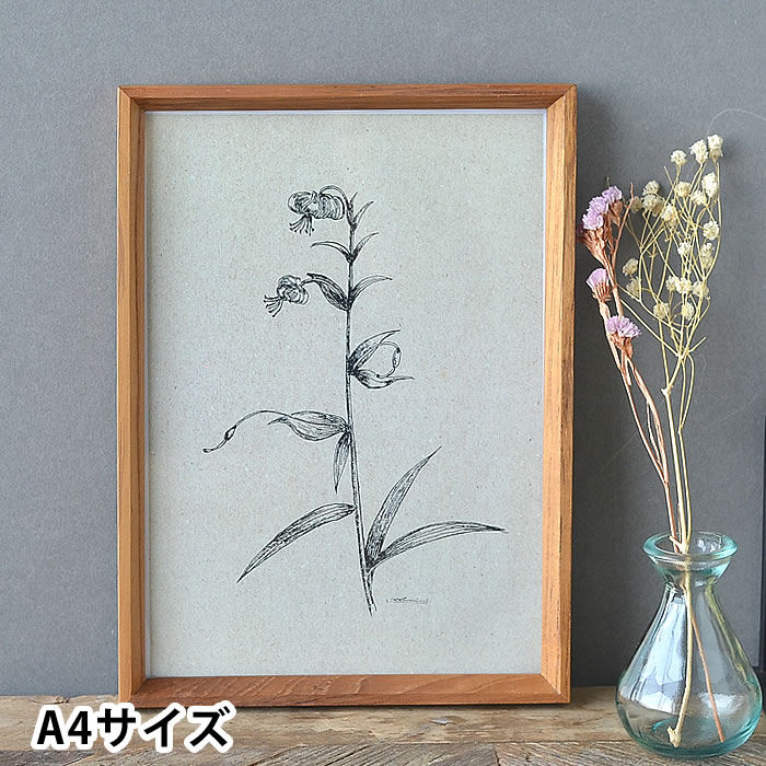 商品名 チークフレーム A4 商品詳細 サイズ 外寸　約 W230×H315×D24mm 重量 約472g 素材 チーク材、アクリルボード 備考 ※こちらの商品は全て天然の木材を使用して手作りで制作しておりますため、節目や色の濃淡などに個体差が出ることをご了承ください。 ※台紙付き 検索キーワード フォトフレーム チークフレーム A4 A4サイズ おしゃれ アンティーク 木製 壁掛け 直置き 写真立て かわいい 写真たて シンプル スタンド 木目 北欧 プレゼント ラッピング ラッピングOK →詳細はこちらチークフレーム A4 落ち着きのあるチーク材フォトフレーム　A4サイズ 木の質感がまるでアンティークのような落ち着きがあるフォトフレーム、A4サイズ。チークはシソ科チーク属という種類の高木で、 世界三大銘木と呼ばれる高級チーク材で作りました。丁寧に作られたフレームは鋭角に面取り加工されたシャビーで洗練されたデザイン。 シンプルなので中に入れる写真やポストカードが引き立ちます。表面は透明アクリルボードなので軽くて扱いやすく、 重いフレームを置く事ができない場所にも使用できます。 壁掛け・直置きどちらでも使用できます。 関連商品 チークフレーム フォトL チークフレーム ポストカード チークフレーム 2L チークフレーム A4 →シリーズ一覧を見る