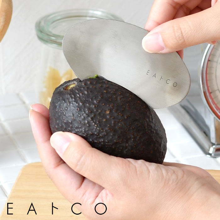 商品名 EAトCO イイトコ Muku avocado cutter ムク アボカドカッター 商品詳細 サイズ 約 全幅4.7×全長8.8×高さ1cm 重量 約30g 素材 ステンレス 仕様 食器洗い機使用可 原産国 日本製 備考 ※本品はアボカドや、柑橘類の皮を切るための道具です。用途以外には使用しないで下さい。 ※鋭利な刃物部分があります。刃は良く切れますので、十分注意しゆっくりと少しずつ切るようにして下さい。 ※最初に使用するとき、使用後は食器用洗剤をつけたスポンジで洗ってから使用して下さい。 ※サビを防ぐために以下の点に注意して下さい。 ・塩分や油脂分を含んだ汚れが付いたまま放置したり湿気の多い場所で保管しない。 ・鉄やアルミ等の異種金属と接触したまま放置しない。 ※サビが発生したときはクリームクレンザーをスポンジタワシに付けて擦り落とし良くすすいで下さい。 検索キーワード アボカド 種 取り EAトCO イイトコ Muku avocado cutter ムク アボカドカッター フルーツ 皮むき シンプル ステンレス製 食洗機対応 キッチン用品 シルバー 日本製 簡単 柑橘類 プレゼント 食洗機対応 皮むき器 おしゃれ 便利 ヨシカワ ラッピング ラッピングOK →詳細はこちらEAトCO イイトコ Muku avocado cutter ムク アボカドカッター するりと皮がむけて種取りもできるステンレス製アボカドカッター コロンとしたフォルムがかわいいアボカドカッター♪ これひとつで皮に切れ込みを入れ、種を除き、実を外すことができる優れものです。 しっかりと握りやすい形状で柑橘類の皮むきにも◎ 食器洗い機、食器乾燥機対応でお手入れも簡単です。 『EAトCO』シリーズはお料理がより楽しくなる実用性・デザイン性・耐久性に優れたアイテムで、プレゼントにもお勧めです。 関連商品 EAトCO イイトコ Muku avocado cutter ムク アボカドカッター ポロ コーンピーラー EAトCO イイトコ カトラリーハサミ シザーズ EAトCO イイトコ →シリーズ一覧を見る
