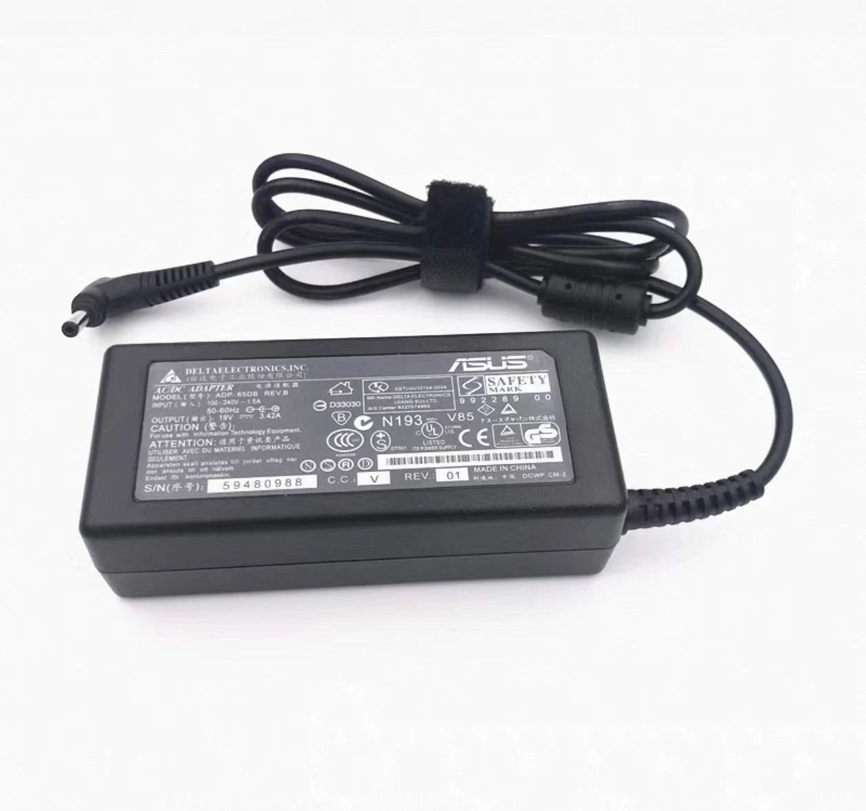 商品詳細 型番(指定不可) ASUS 入力 電圧100V-240V 50/60Hz 出力 19V3.42A 65W コネクタ 4.0mm*1.35mm 対応機種 ASUS R414U F441UV7200 U4000UQ7200 VM520UP R7500 付属品 PSE規格電源ケーブル 保証 1年間の製品保証（お渡し日より） ご注意 ※出荷前は動作確認済みます。 ※メーカーの製品更新により、生産ロットが、標識若干違う場合があります。 ※元箱や取説、品質保証カードなど付属されていない簡易包装の商品でございます。 ※在庫状況によって商品を配送しますので、型番の指定はできかねます。 生産国 CHINA商品詳細 型番(指定不可) ASUS 入力 電圧100V-240V 50/60Hz 出力 19V3.42A 65W コネクタ 4.0mm*1.35mm 対応機種 ASUS R414U F441UV7200 U4000UQ7200 VM520UP R7500 付属品 PSE規格電源ケーブル 保証 1年間の製品保証（お渡し日より） ご注意 ※出荷前は動作確認済みます。 ※メーカーの製品更新により、生産ロットが、標識若干違う場合があります。 ※元箱や取説、品質保証カードなど付属されていない簡易包装の商品でございます。 ※在庫状況によって商品を配送しますので、型番の指定はできかねます。 生産国 CHINA
