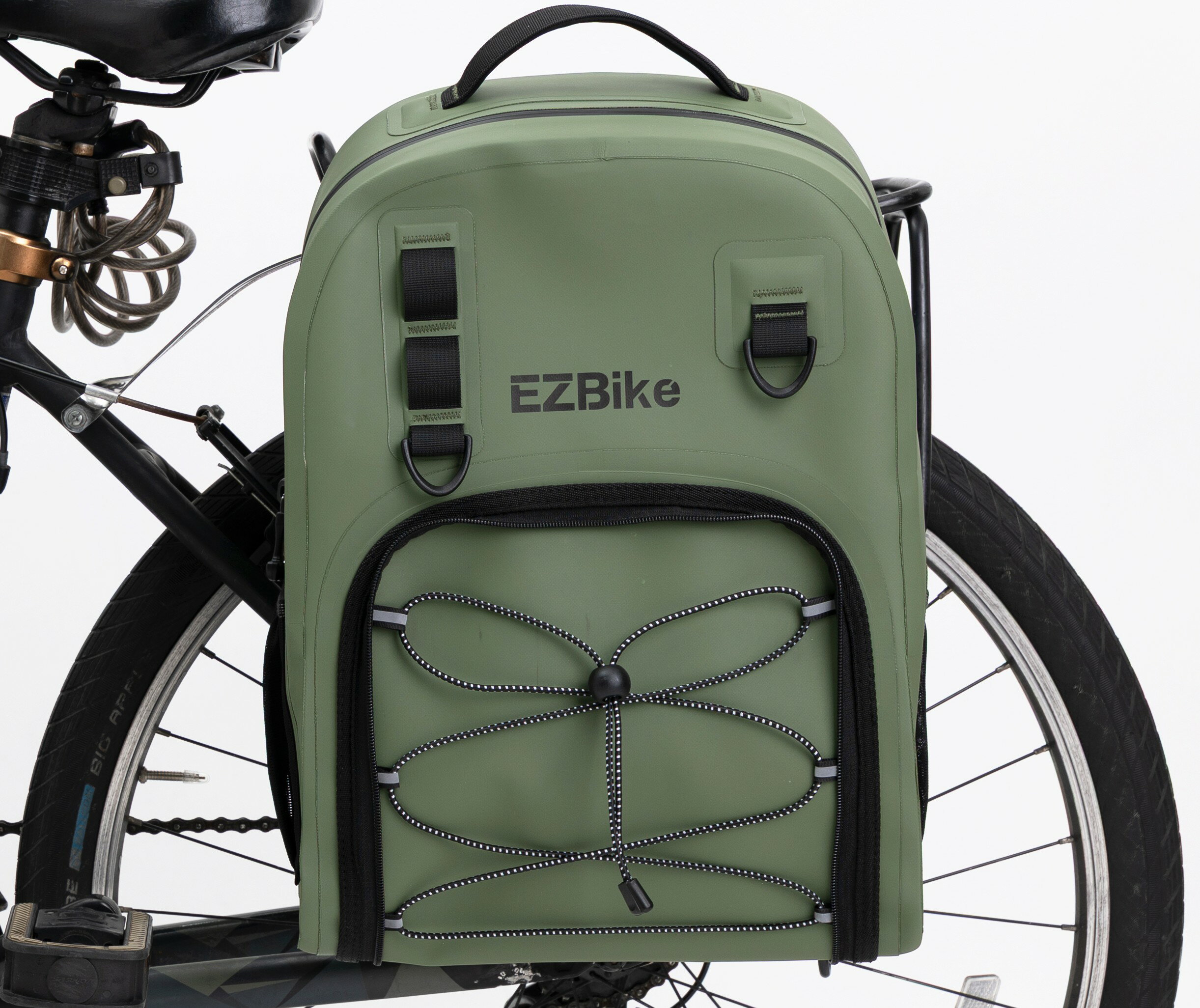 商品情報商品【EZ Bike】サイクルトラベルバッグ 自転車リアバッグ ラックバッグ マルチ機能リュック 3WAY 防水 反射光テープ付き ヘルメット収納可能カラーグリーン_緑サイズ縦45cm x 横30cm x 奥行18cm重量1.3kg容量約20L材質TPU、ポリエステル性能特徴1) 自転車リアバッグ⇔リュックに瞬間切替可能です。2) 防水仕様なので急な雨や水場でも安心です。3) 反射光テープを使用しており、夜間走行も安心です。4) リュック肩紐と背中部はクッション内蔵なので、背負い心地が良く、疲れにくい仕様です。5) ハンドル取っ手があるので、手提げバッグとしても利用できます。6) ペットボトルや水筒を収納できるサイドポケット付き。7) ヘルメットや衣服の収納に便利なゴム紐付き。8) 20Lバッグの中身の整理に便利なインナーポケット付き9) アウトドアギアの収納に便利なフック4つ適合フックを引っ掛けられるリアキャリア付自転車