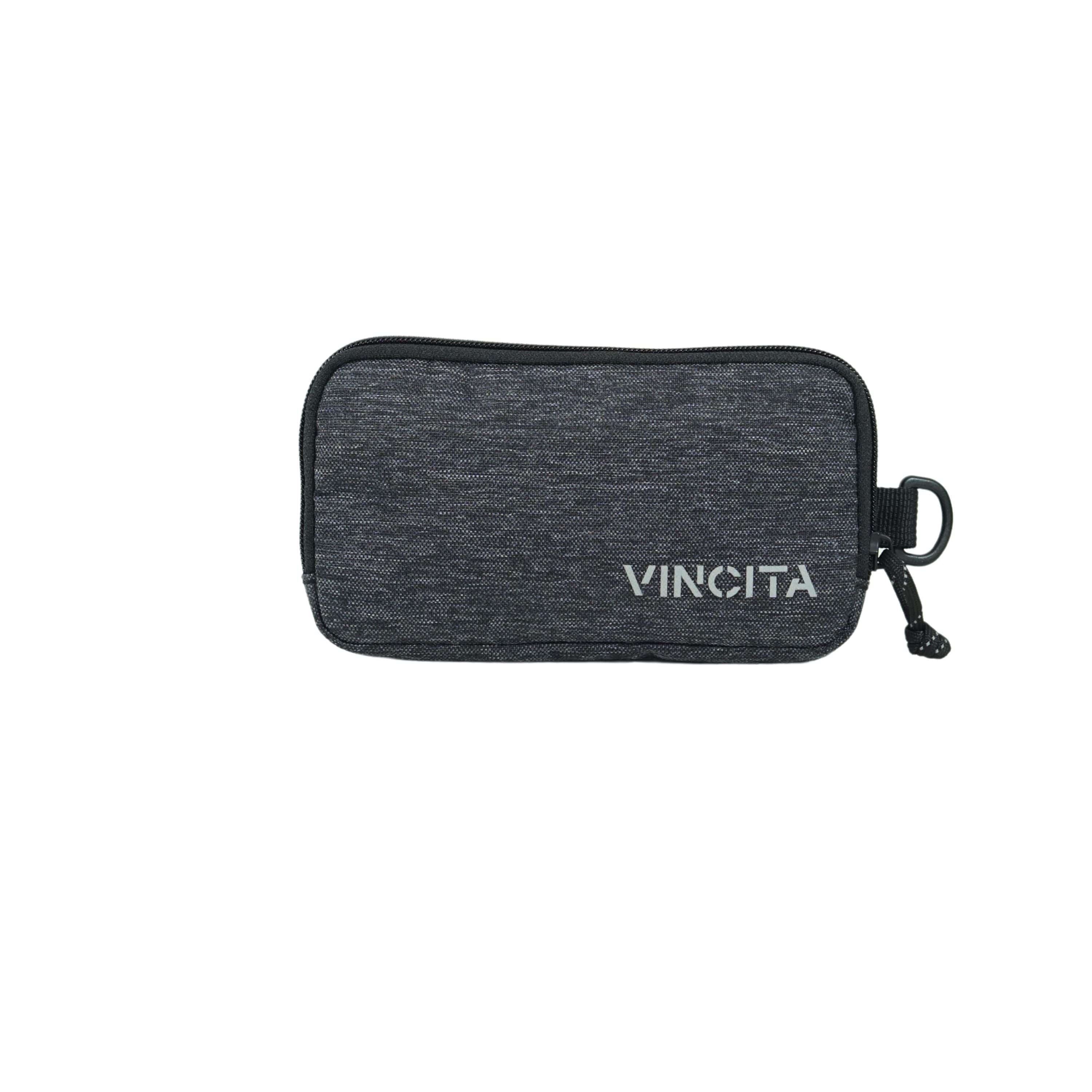 商品情報商品【VINCITA】 サイクリング財布 サイクリングウォレット 収納ポーチ サイクルウェア用 防水 多収納 Everyday Cycling Walletカラーグレー_灰、グリーン_緑、ブラウン_茶、パープル_紫　※全4色サイズ縦18.0cm x 横9cm x 厚み1.5cm重量60g容量0.2L材質ポリエステル、ナイロン機能防水性能特徴1) サイクルウェアの背中ポケットにぴったりと収まるサイクルウォレット。ウェア上着のポケットにも収納してご利用いただけます。2) 6.1インチの携帯が収まる十分な容量サイズです。財布の中にはジッパー付き小銭入れ、お札入れ、鍵固定ロック、カード収納ポケットなど多彩な収納整理機能が備わっています。3) 財布裏地には明るいオレンジ色を用いているため、財布中身の小物が見えやすい仕様となっています。4) 財布端にフック引っ掛け用のD字カン付き。5) エコフレンドリーなリサイクルポリエステル生地を採用しており、防水機能付き。また、開閉がスムーズで強靭なYKKジッパーも採用しています。