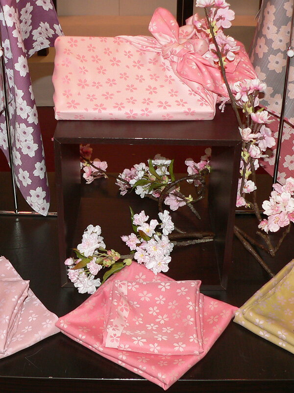 ＼5%OFFクーポン配布中／風呂敷 70cm 二巾 きらら 桜 ピンク／クリーム ポリエステル ふろしき 名入れ可 日本製 おしゃれ かわいい 和柄 子供 一升餅 一生餅 1歳 誕生日 エコバッグ 重箱用 ワイン 風呂敷専門店 お土産 ギフト むす美 メール便 送料無料 バレンタイン 2021格安通販　バレンタイン　人気　ランキング
