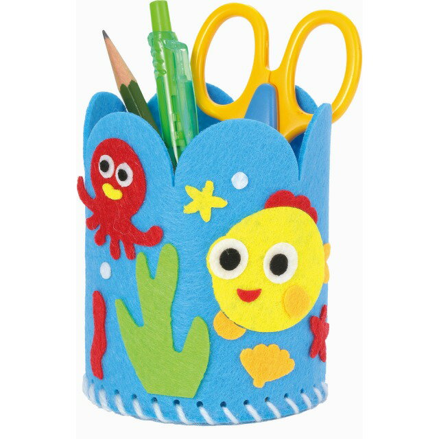 カット済・穴あけ済のフェルトパーツを専用針で縫い合わせるだけのキットです。簡単にかわいい小物入れが製作できます。φ75×102mmフェルト土台×2、フェルトシール（黄・赤・緑・黒・オレンジ・白）×各1、毛糸×1、針×1