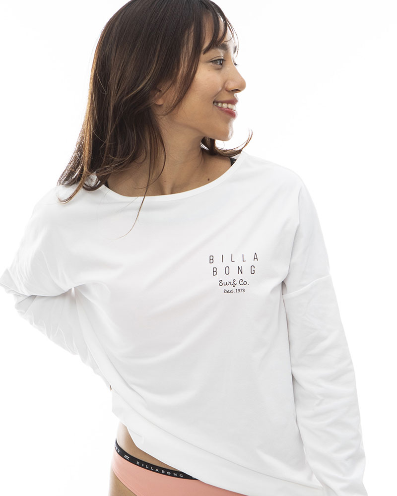 BILLABONG Women【BE013866_WHT】 24SS ビラボン【FOR SAND AND WATER】LOGO L/S BOAT NECK TEE RASH ラッシュロンT 女性用 水着 サーフィン プール 海水浴　ヨガ　吸水速乾性　UVカット ストレッチ※この商品はトップスのみの販売です。[メール便対応可]