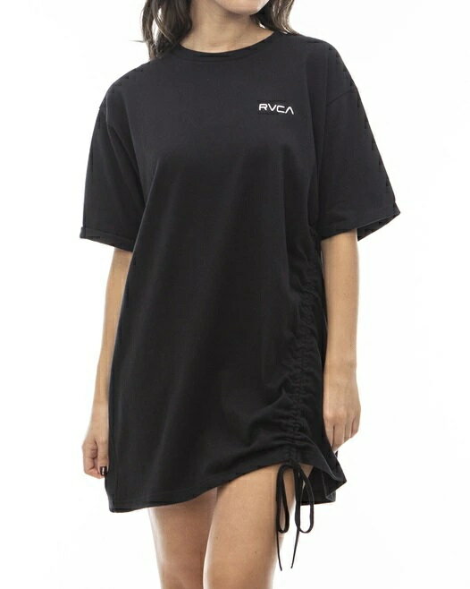 左胸にワンポイントロゴ、背面にローズを組み合わせたRVCAロゴをプリントしたワンピース。袖丈がやや長めで、身幅にゆとりのあるシルエットを採用しつつ、左サイドのドローコードを使いフィット感の調整が可能です。素材には上質な肌触りの100%コットンを使用しました。 ■素材：綿100％