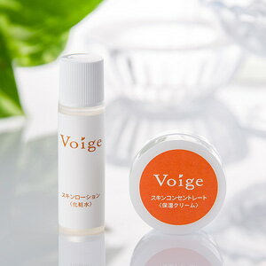 商品名 voige スキンローション10ml（保湿化粧水） voige スキンコンセントレート8g（保湿クリーム） 成分・スキンローション 水、グリセリン、BG、テトラヘキシルデカン酸アスコルビル、パルミチン酸レチノール、トコフェロール、酢酸トコフェロール、ビオチン、アミノカプロン酸、ヒアルロン酸Na、水溶性コラーゲン、セラミド3、グリチルリチン酸2K、アラントイン、PCA、メマツヨイグサ種子エキス、アロエベラ葉エキス、ホエイ（牛乳）、ムコ多糖、アスパラギン酸Na、アラニン、アルギニン、イソロイシン、イノシン酸2Na、グアニル酸2Na、グリシン、グルタミン酸、セリン、タウリン、チロシン、トレオニン、バリン、ヒスチジンHCl、フェニルアラニン、プロリン、リシンHCl、ロイシン、パントテン酸Ca、水添レシチン、オリゴペプチド-56アミドPEG-75メチルエーテル、スクワラン、ピーナッツ油、キサンタンガム、（アクリレーツ/アクリル酸アルキル（C10-30））クロスポリマー、水酸化K、ラウリン酸ポリグリセリル-10、コンドロイチン硫酸Na、1,2-ヘキサンジオール、カプリリルグリコール、エタノール、フェノキシエタノール、メチルパラベン、プロピルパラベン 成分・スキンコンセントレート 水、イソペンチルジオール、グリセリン、スクワラン、ミネラルオイル、セタノール、ステアリン酸グリセリル、ミリスチン酸イソプロピル、パルミチン酸セチル、酢酸トコフェロール、セテス-6、ステアリン酸、パルミチン酸レチノール、エルゴカルシフェロール、テトラヘキシルデカン酸アスコルビル、グリチルレチン酸ステアリル、トコフェロール、ピリドキシンHCl、コーン油、水溶性コラーゲン、セラミド3、パントテン酸Ca、コンドロイチン硫酸Na、オリゴペプチド−56アミドPEG−75メチルエーテル、アミノカプロン酸、カンゾウ根エキス、ノバラ油、BG、ベヘニルアルコール、水添レシチン、アルギニン、ジメチコン、（アクリレーツ／アクリル酸アルキル（C10-30))クロスポリマー、水酸化Na、セチル硫酸Na、ステアレス-20、フェノキシエタノール、メチルパラベン、プロピルパラベン、ヒドロキシエチルキトサン、エタノール、BHT 使用期間 健康で安全に使っていただく為、保存料を最小限に抑えています。新鮮な形でお使いいただく為には、開封後6ヶ月以内にご使用くださいませ。 広告文責 株式会社It's more　　■TEL 0120-790-793 メーカー／区分 株式会社オーラコスメティックス／日本製・化粧品