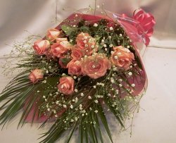 一輪タイプのピンクのバラとカスミソウの花束10本　送料無料ギフト