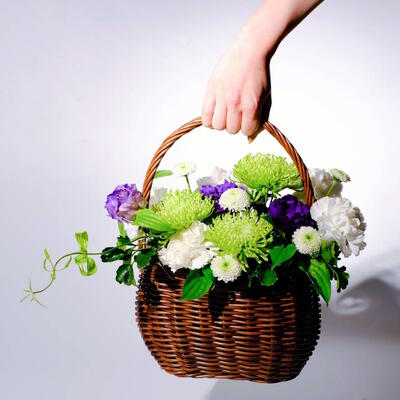 お供えアレンジ【はなかご】【札幌市白石・豊平・中央区は送料無料(その他の区は送料有)】【札幌以外は..
