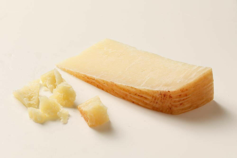 【ふるさと納税】 ファットリアビオ 北海道 GRANA DI EZO （グラナ・ディ・エゾ） 500g チーズ 熟成 冷蔵 グルメ 乳製品発酵食品 お取り寄せ 食品 北海道チーズ イタリア職人が作る 熟成チーズ 札幌市