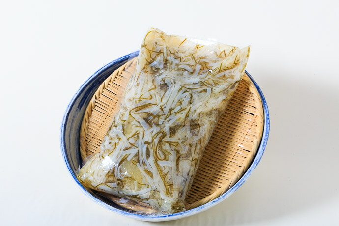 【ふるさと納税】グルメ イチヨ水産 松前漬 白造り ドカンと 1kg 入り 函館産 がごめ昆布 粘り まろやか あっさり 健康 イカ 数の子 白醤油 いかマイスター 冷凍 酒の肴 おつまみ 北海道 函館 送料無料 お取り寄せグルメ