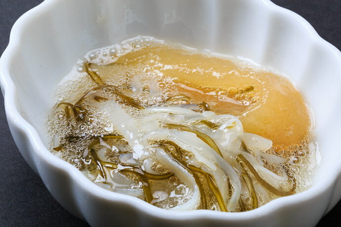 【ふるさと納税】グルメ イチヨ水産 松前漬 白造り ドカンと 1kg 入り 函館産 がごめ昆布 粘り まろやか あっさり 健康 イカ 数の子 白醤油 いかマイスター 冷凍 酒の肴 おつまみ 北海道 函館 送料無料 お取り寄せグルメ