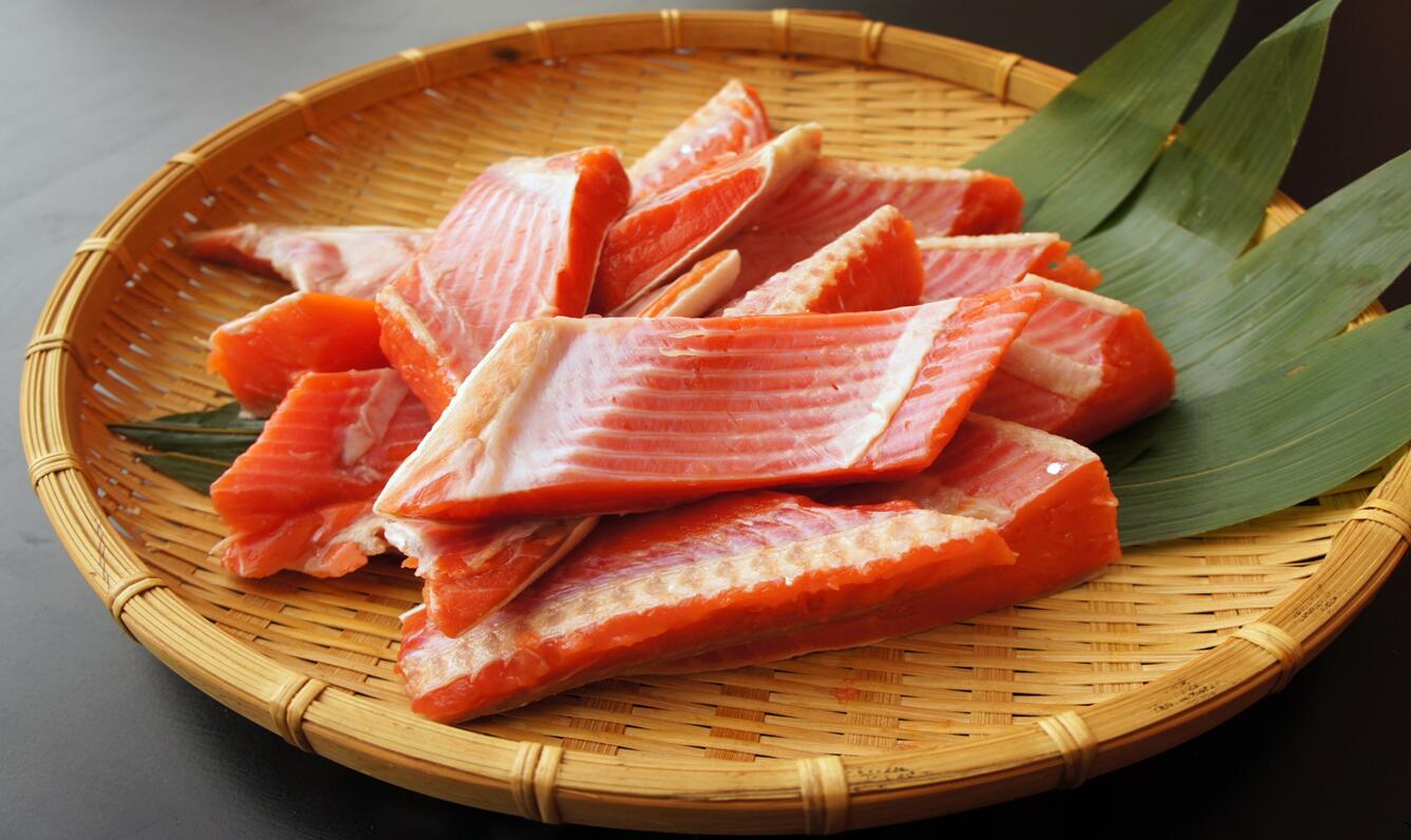 函館朝市 弥生水産 紅鮭 ハラミ 切身 12切れ 1kg前後 鮭 さけ サケ しゃけ シャケ はらみ 切り身 おかず 北海道 はこだて ふるさと