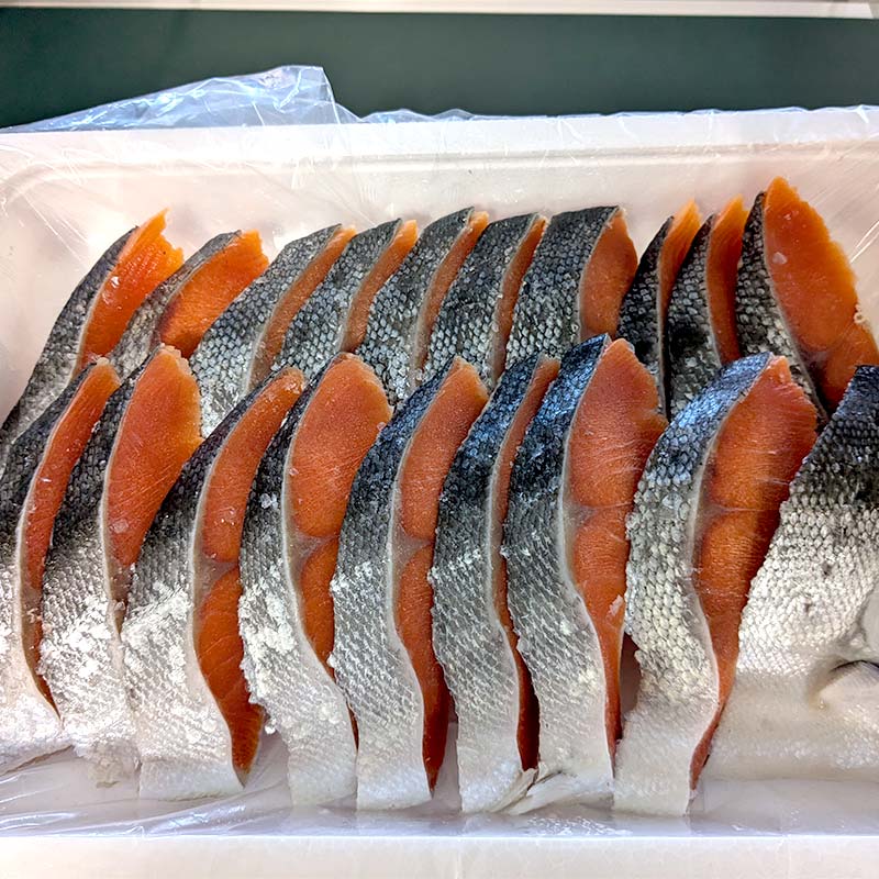 【ふるさと納税】業務用 紅鮭切り身 1kg 大容量 サケ さけ 魚 保存食 冷凍 バラ入れ F4F-7754