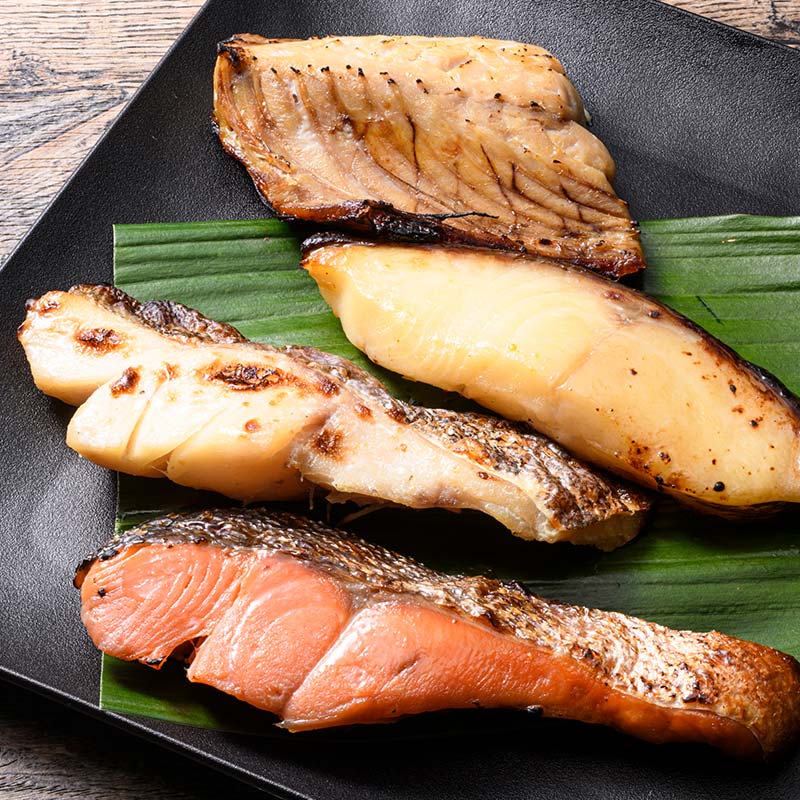 【ふるさと納税】★3ヶ月定期便 北海道産のサバと真鱈入り西京漬けセット★ 真空パック 小分け 各2切 紅鮭 真鱈 銀ダラ 真さば さば サバ 鯖 海鮮 魚 さかな 漬魚 個包装 簡単 冷凍 おかず 味噌だれ 食べ比べ 脂 子供 ご飯のお供 熟成 定期便 3回 北海道 釧路市 F4F-8875