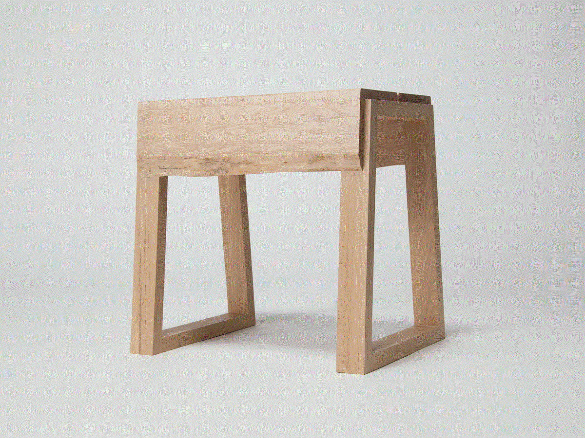 中川町の森から生まれたスツール 『ZAG ユニークタイプ』