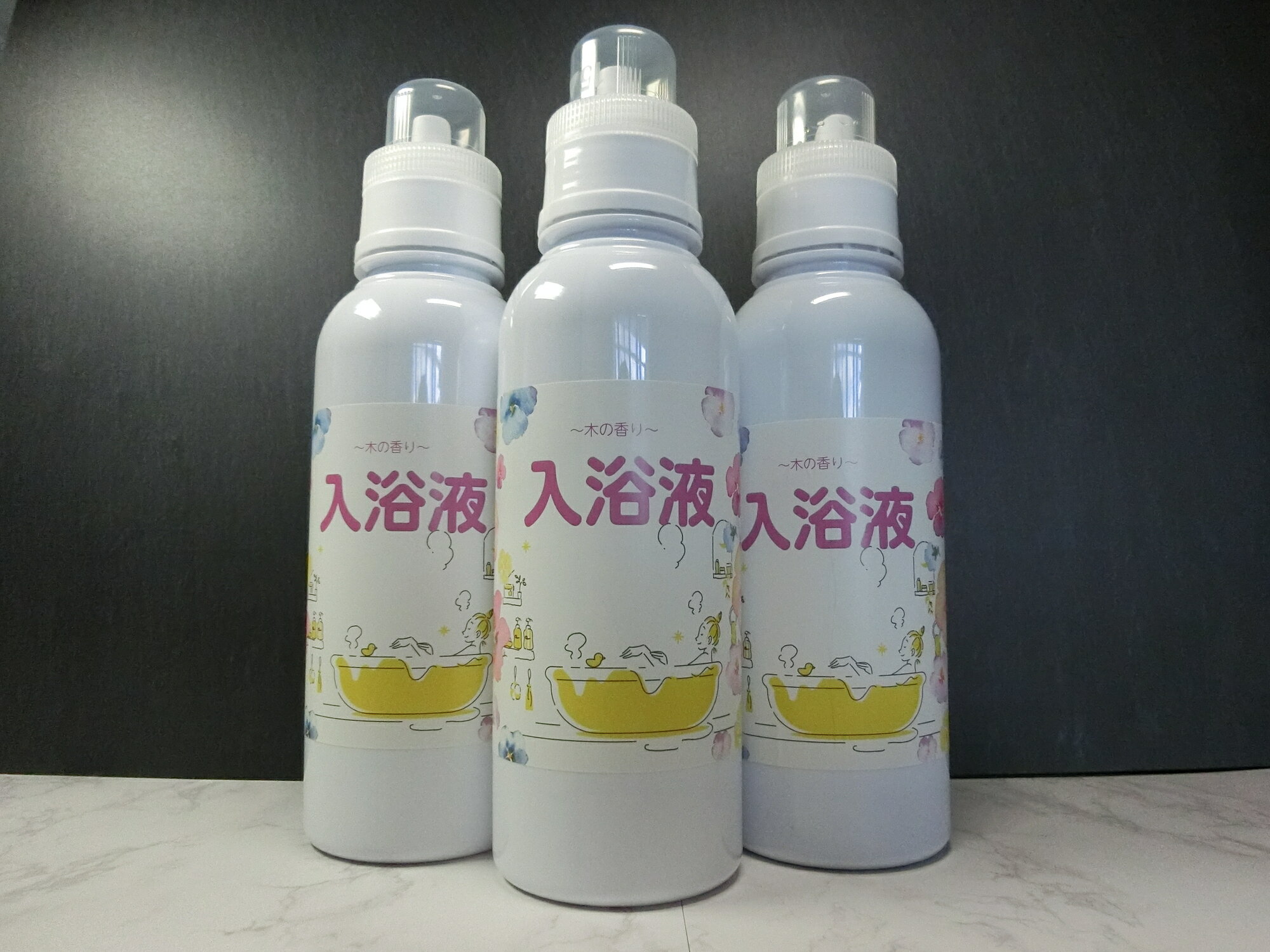 ※写真はイメージです。セット内容とは異なります。〈 セット内容 〉・木酢入浴剤 600ml×2本〈 使用方法 〉・お湯200Lに対して30mlから40mlお好みでいれてください。・原液100％使用（木酢液特有の煙のような香りがします）・湯上...