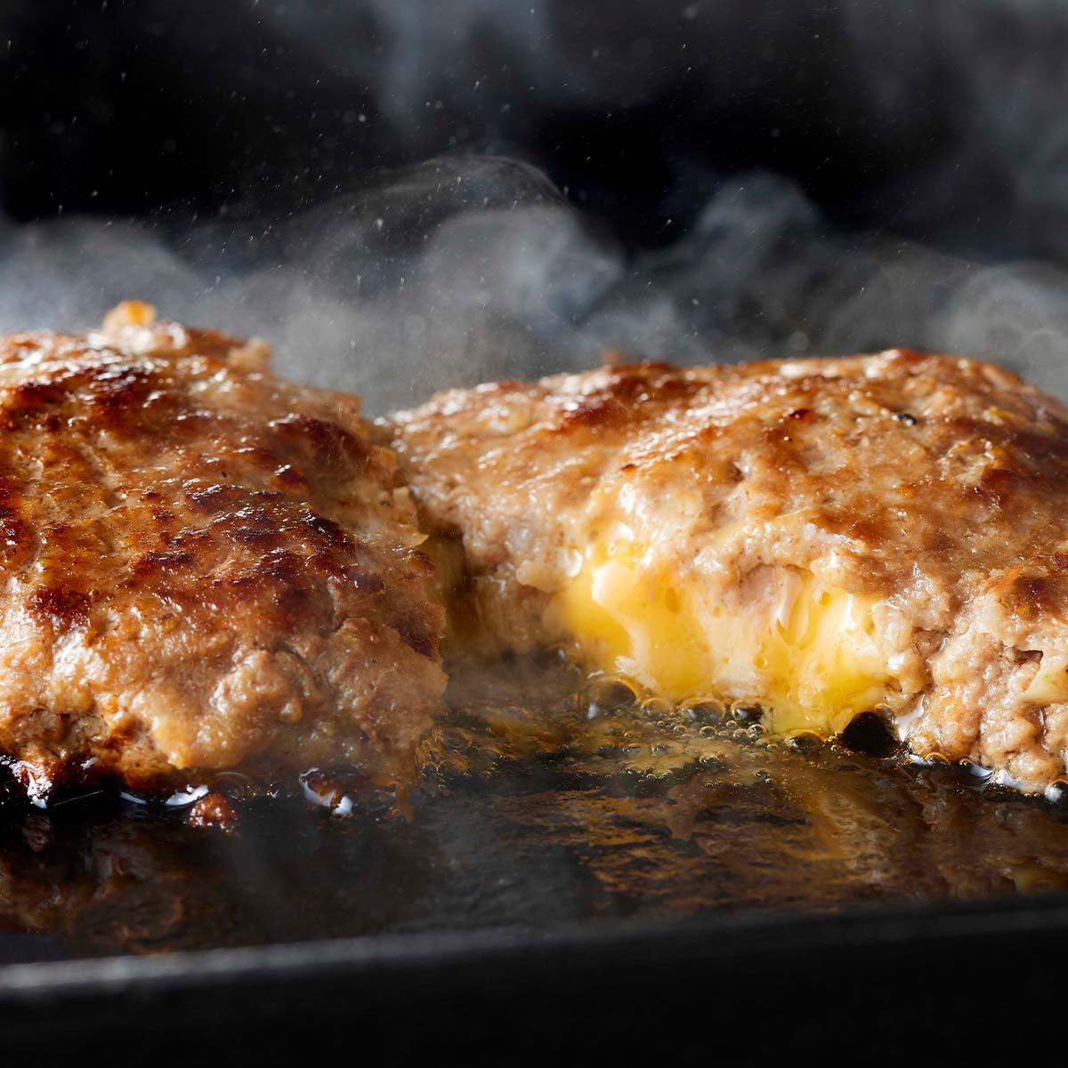 【ふるさと納税】北海道産 黒毛和牛 こぶ黒 チーズ イン ハンバーグ 20個 和牛 ブランド牛 ハンバーグステーキ BBQ バーベキュー 牛肉 ブランド 牛 肉 ビーフ 黒毛 和牛 お惣菜 惣菜 冷凍 北海道 新ひだか町