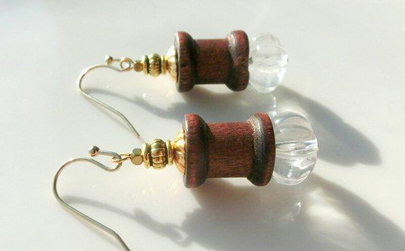 【ふるさと納税】wood spool ピアス アクセサリー 1個【シンプル クリスタル 木製 天然石 ゴールド クール シャープ 可愛い ギフト プレゼント ハンドメイド 手作り 職人 上品 華やか ドレス 大人の雰囲気 ラッピング 母の日 結婚式 Q 北海道 幕別町】