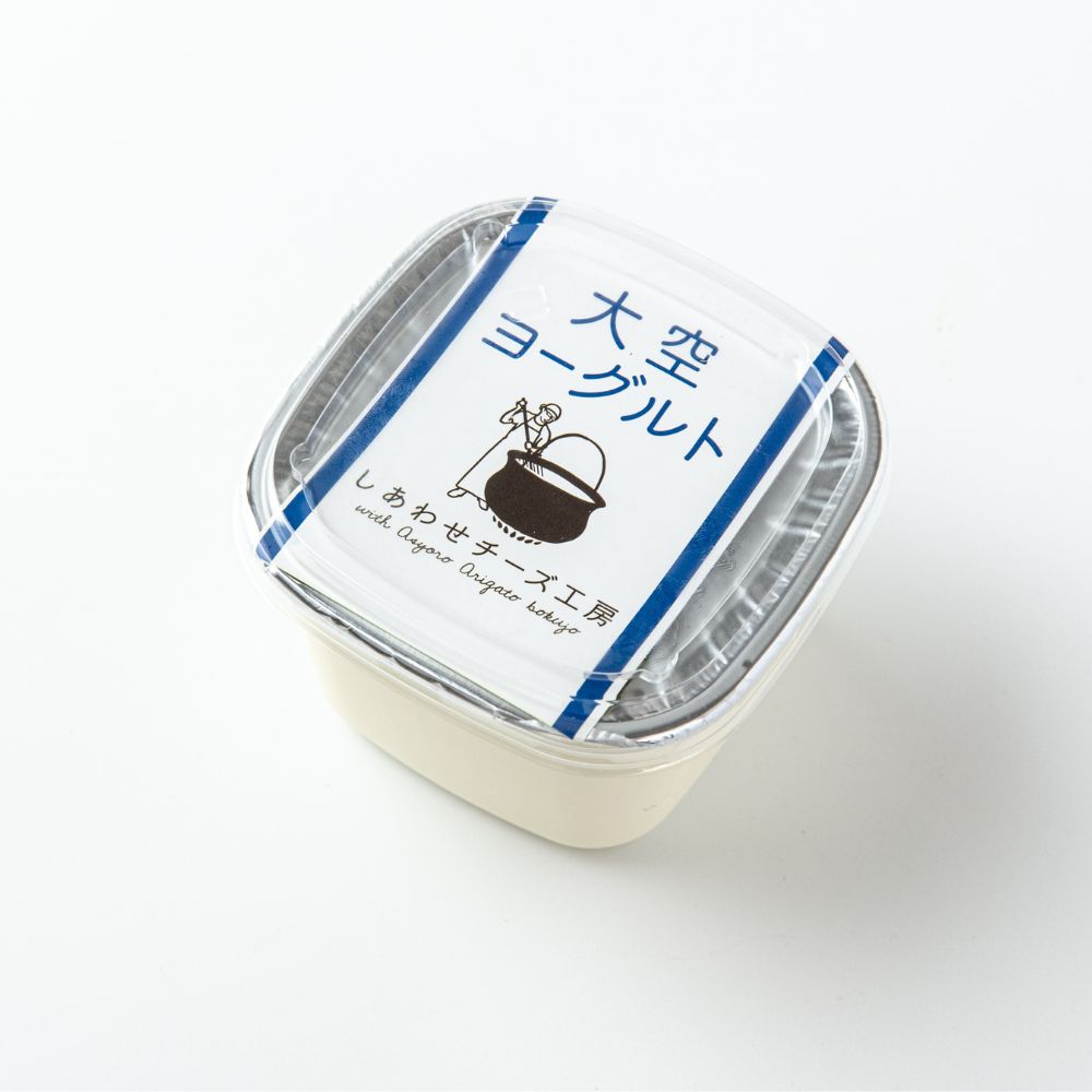 商品説明 名称6回定期便 できたて直送「大空 ヨーグルト」 400g×4個×6回 内容量大空 ヨーグルト：400g×4個×6回 原料原産地生乳（北海道足寄産） 加工地北海道足寄町 賞味期限冷蔵21日 配送方法冷蔵 配送期日【定期便／毎月 全6回お届け】 初回発送は、お申込みの翌月からになります。 ※テレビ放送の反響により、通常よりも多くのご注文をいただいております。そのため、お届けまでにお時間をいただく場合がございます。配送不可地域沖縄、離島 提供事業者株式会社しあわせチーズ工房【定期便／毎月 全6回お届け】 《季節の恵み、生乳100%の贅沢》 生乳100%。搾りたての新鮮な生乳だけを使用し、丁寧に時間をかけて発酵させました。 大空ヨーグルトは他にはない口溶け良いヨーグルトに仕上がっています。 【季節ごとに変わる、生乳の表情】 生乳は、季節によって成分が微妙に変化します。 ■春と夏 自然の青草を食べた牛のミルクは、健康に良いとされる不飽和脂肪酸を多く含み、ほのかに青草香るさっぱりとした味わい。 ■秋 暑さも和らぎ牛にとって過ごしやすい季節。青草もふんだんに食べて、甘みが増します。 ■冬 寒さに負けないよう、栄養を蓄えた濃厚な生乳。レアチーズケーキのようなプルプルヨーグルト。 それぞれの季節で異なる味わいをお楽しみいただけるのも、生乳100%ヨーグルトならではの魅力です。 【こだわり製法】 チーズ作りの技術を応用し、脂肪分をヨーグルト全体に溶け込むように製造しています。 生乳の風味を最大限に引き出すため、低温でじっくりと発酵させました。 香料、着色料、保存料などの添加物は一切使用していません。 一つ一つ丁寧に手作りしています。 【おすすめの食べ方】 ・そのまま　濃厚な味わいをそのままお楽しみください。 ・ヨーグルトボウル　グラノーラやフルーツをトッピングして、朝食やデザートに。 ・スムージー　ヨーグルトとフルーツ、牛乳などをミキサーにかけて、手軽でおいしいスムージーに。 【注意書き】 季節によって硬さが異なるため、輸送中に崩れることがございます。製品には問題ございませんので、そのままお召し上がりください。 ※画像はイメージです。 ※順次発送しておりますが、在庫がなくなった場合、生産の都合上、お届けまで最長6ヶ月程お待たせする場合がございます。 ※沖縄・離島へはお届けできません。 ※上記のエリアからの申し込みは返礼品の手配が出来ないため、「キャンセル」または「寄附のみ」とさせていただきます。予めご了承ください。 配送に関する注意事項 こちらの返礼品は配送日の指定不可となっております。 大変多くのお申し込みを頂戴しており、納期内に皆様へお届けできるよう調整しているため、 お届け日に関するご要望を備考欄にご記載いただいても、一切対応ができかねます。予めご了承ください。 ※到着予定日にお受け取りが難しい場合、直接佐川急便とご相談の上、お受け取り日の調整をお願いいたします。 ※佐川急便の保管期間の都合上、初回配達日を含み4日経過した場合は、返送になります。(その場合は、再送致しかねます) 商品説明 名称6回定期便 できたて直送「大空 ヨーグルト」 400g×4個×6回 内容量大空 ヨーグルト：400g×4個×6回 原料原産地生乳（北海道足寄産） 加工地北海道足寄町 賞味期限冷蔵21日 配送方法冷蔵 配送期日【定期便／毎月 全6回お届け】 初回発送は、お申込みの翌月からになります。 ※テレビ放送の反響により、通常よりも多くのご注文をいただいております。そのため、お届けまでにお時間をいただく場合がございます。配送不可地域沖縄、離島 提供事業者株式会社しあわせチーズ工房 ヨーグルト よーぐると 乳製品 牛乳 乳酸菌 免疫力 美味しい 高評価 おすすめ ギフト 400g 定期便 足寄町産 北海道産 道産 足寄町 北海道　 地場産品基準該当理由 主要な原材料は全て足寄町内産の牛乳を使用し商品への加工工程を全て町内で実施しているため、商品の付加価値の割合は原材料からその他調味料を除くすべてが足寄町内のものとなっている。