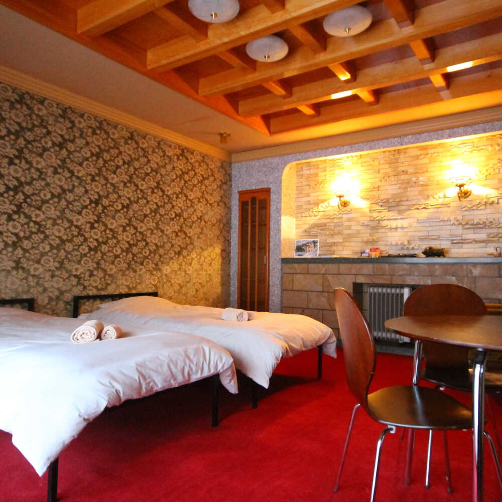【ふるさと納税】ハンターがいる宿 GuestHouse ぎまんち 宿泊券 （1名様・1泊素泊まり）《足寄町》【野生肉専門店やせいのおにくや】 ゲストハウス 宿泊 宿 素泊まり 泊り 泊まり 田舎 旅行 北海道旅行 道内旅行 狩猟 ハンター 移住 あしょろ 北海道 [BEBE012] f016471-ashoro-10000092 北海道足寄町 サンプル画像3