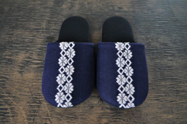 【ふるさと納税】津軽こぎん刺し ペアスリッパ 【民芸品・工芸品・伝統技術・スリッパ・日用品・ペア・お揃い・赤・青】