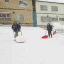 あなたに代わって、花巻市内のご両親やご親戚の家、又は別荘の除雪をシルバー人材センターが行います。 家の周り、玄関先を1人2時間(1人1時間×2回)スノーダンプやスコップを使って除雪作業をします。 作業内容等、詳しくは公益社団法人花巻市シルバー人材センター　TEL0198-24-0556　までお問合せください。 ※積雪の状況により、2人で1時間作業することも可能です。 名称除雪サービス 内容家の周り、玄関先を1人2時間(1人1時間×2回)スノーダンプやスコップを使っての除雪作業 有効期限発行日より1年間です。 提供元公益社団法人 花巻市シルバー人材センター 申込可能な期間通年 発送可能な時期通年 ・ふるさと納税よくある質問はこちら ・寄附申込みのキャンセル、返礼品の変更・返品はできません。あらかじめご了承ください。除雪作業サービス券 花巻市内限定(1人1時間×2回)　雪かき 入金確認後、注文内容確認画面の【注文者情報】に記載の住所に30日以内に発送いたします。 返礼品とは別に住民票住所へお送りしておりますので、ご了承ください。