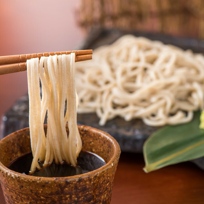 【ふるさと納税】【定期便】蕎麦の実から栽培 挽きたて 本生二八の手打ちそば 4食分 12ヶ月連続　大晦日 年越し お正月 そば 蕎麦 お蕎麦 生そば 玄そば 手打ち 二八 宮田醤油店 夏油 自家栽培 岩手県 北上市 和賀町 神楽屋