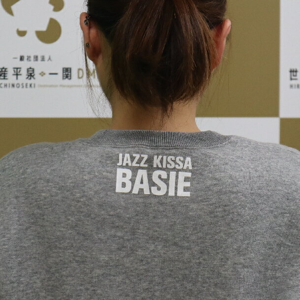 【ふるさと納税】裏起毛スウェット JAZZ喫茶ベイシー ロゴ（ヘザーグレー・Mサイズ） 暖かい あったか 長袖 防寒 冬 2