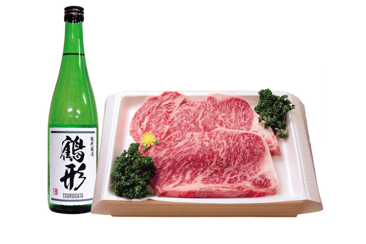【ふるさと納税】国産 牛肉 鶴形牛サーロインステーキ・大吟醸「鶴形」セット　【 お肉 黒毛和牛 肉料理 食材 国産 ステーキ肉 おうちディナー お祝い 日本酒 】　お届け：受取可能日時を必ずご記入ください。のサムネイル