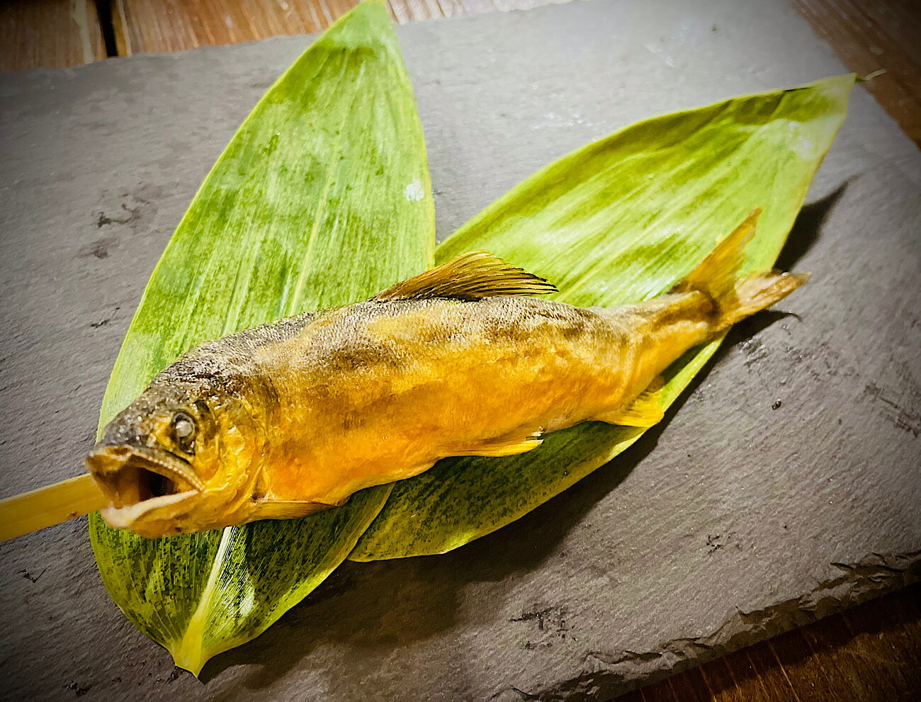 水にこだわり稚魚から育てた《こまち鮎》を、炭火でふっくら焼き上げました。 創業60年のお店の味をご家庭でも再現できるよう研究を重ね、オーブントースターや魚焼きグリルなどで温めるだけで、出来立てに近い塩焼きをお楽しみいただけます。 解凍不要！串がついたまま豪快にかぶりついてお召し上がりください！便利な個包装でお届けします。 ●生産のこだわり 鮎の状態を確認しながら毎日3回数十万匹の鮎に手作業で餌を与えています。デリケートな魚なので、餌をしっかり食べられているか、運動は足りているかなど健康状態に常に気を配っています。 ●産地の特徴 秋田県は気温が低いため、他地域の鮎より小ぶりではありますが、そのぶん身が詰まった脂の乗った鮎を育てています。 まだ雪深い頃は豊富な水量、鮎に適した水温の恵まれた地下水で育て、雪解けの頃に秋田随一の清流・雄物川（おものがわ）の川の水を引き入れ、より自然に近い環境にすることで、"香魚”の名にふさわしい味が濃く香り高い、天然の鮎に近い鮎に成長します。 ●保存方法、お召し上がり方など 袋から取り出し、冷凍のままオーブントースターなどで温めてお召し上がりください。 （目安）600wのオーブントースターで7〜8分程度。 ※鮎にお酒などを塗って温めるとよりふっくらします。 ＜鮎乃家からみなさまへ＞ 鮎（あゆ）と共に歩んで創業60年。 秋田の大自然の中、小鮎の頃は恵まれた地下水で、若鮎の頃に清流の川の水を引き入れた池に移し、自然に近い環境で真心こめて鮎を育てています。 年々厳しくなる自然環境の中でわざわざ管理の難しい育て方にこだわるのは、臭みもなく味わい深い鮎に育つからこそ。 遠方から毎年お越しになる方々が絶えないこと、全国から応援してくださる方々がいらっしゃることが、大変でも妥協なくこだわり続けられる原動力です。 【発送について】お受け取りになれない曜日やご不在期間がある場合は、備考欄でお知らせください。 【お礼の品に関するお問い合わせ先】（一社）湯沢市観光物産協会　電話：0183-73-0415、Eメール：yukankou@yutopia.or.jp 商品詳細名称【ふるさと納税】温めるだけで名店の味《こまち鮎》鮎の塩焼き 5本[B3-4201]内容量秋田産《こまち鮎》鮎の塩焼き 5本配送温度帯冷凍販売者（有）鮎乃家（〒019-0205　秋田県湯沢市小野字大山沢15） 【※注意事項※】〜配送業者からのお願い〜 1.長期不在など受取りできない期間がある場合は必ずご記入ください。 2.寄付者と特産品の受取人が違う場合は、必ず事前に受取人にご連絡をお願いします。 「覚えがない」と受取辞退されると返品されてしまいます。 ・ふるさと納税よくある質問はこちら ・寄附申込みのキャンセル、返礼品の変更・返品はできません。あらかじめご了承ください。 ・「楽天ふるさと納税ワンストップ特例制度について」 ・「ふるさと納税」は、自治体への寄附金ですので消費税はかかりません。 お選びいただいた「返礼品」は、ふるさと納税してくださった寄附者の皆様へ秋田県湯沢市が贈呈するものです。ご安心してお申し込みください。 いろいろなシーンでお使いいただけます お見舞い 退院祝い 全快祝い 快気祝い 快気内祝い 御挨拶 ごあいさつ 引越しご挨拶 引っ越し お宮参り御祝 合格祝い 進学内祝い 成人式 御成人御祝 卒業記念品 卒業祝い 御卒業御祝 入学祝い 入学内祝い 小学校 中学校 高校 大学 就職祝い 社会人 幼稚園 入園内祝い 御入園御祝 お祝い 御祝い 内祝い 金婚式御祝 銀婚式御祝 御結婚お祝い ご結婚御祝い 御結婚御祝 結婚祝い 結婚内祝い 結婚式 引き出物 引出物 引き菓子 御出産御祝 ご出産御祝い 出産御祝 出産祝い 出産内祝い 御新築祝 新築御祝 新築内祝い 祝御新築 祝御誕生日 バースデー バースデイ バースディ 七五三御祝 753 初節句御祝 節句 昇進祝い 昇格祝い 就任 お供え 法事 供養 お正月 賀正 新年 新春 初売 年賀 成人祝 節分 バレンタイン ホワイトデー ひな祭り 卒業式卒業祝い 入学式 お花見 ゴールデンウィーク GW こどもの日 端午の節句 七夕初盆 お盆 御中元 お中元 中元 お彼岸 残暑御見舞 残暑見舞い 敬老の日 寒中お見舞い クリスマス お歳暮 御歳暮 ギフト プレゼント 贈り物 セット 開店祝い 開店お祝い 開業祝い 開院祝い 周年記念 異動 栄転 転勤 退職 定年退職 挨拶回り 転職 お餞別 贈答品 景品 コンペ 粗品 手土産 寸志 歓迎 新歓 送迎 歓送迎 新年会 二次会 忘年会 記念品 卒業式 父の日 母の日 七夕 初盆 還暦御祝い 還暦祝 誕生日 記念日 お返し お祝い返し パパ ママ お父さん お母さん 母親 父親 両親 兄 弟 姉 妹 子供 子ども 祖母 祖父 おばあちゃん おじいちゃん 職場 上司 先輩 後輩 同僚 夫 妻 夫婦 義父 義母 父の日ギフト 母の日ギフト 父の日プレゼント 母の日プレゼント お中元ギフト お歳暮ギフト まだ間に合う 関連キーワード 人気 ランキング 多数入賞 産地直送 高評価 食品 グルメ お取り寄せ お取り寄せグルメ お取り寄せスイーツ ご当地グルメ ふるさと納税 ふるさと 楽天ふるさと納税 訳あり 訳アリ わけあり 冷凍 お試し フードロス 緊急支援 緊急支援品 緊急 支援品 コロナ コロナ支援 小分け 年内 送料無料 自宅用 お楽しみ 定期便 秋田県 秋田県産 秋田 湯沢市 湯沢市産 東北「ふるさと納税」寄付金は、下記の事業を推進する資金として活用してまいります。 寄付を希望される皆さまの想いでお選びください。 (1) 賑わいのまちづくり事業 (2) 教育・子育て支援事業 (3) 健康福祉のまちづくり事業 (4) 地域文化の継承事業 (5) 地場産業の振興事業 (6) 市政全般（指定しない） ご希望がなければ、市政全般に活用いたします。 入金確認後、注文内容確認画面の【注文者情報】に記載の住所にお送りいたします。 発送の時期は、寄附確認後2ヵ月以内を目途に、お礼の特産品とは別にお送りいたします。