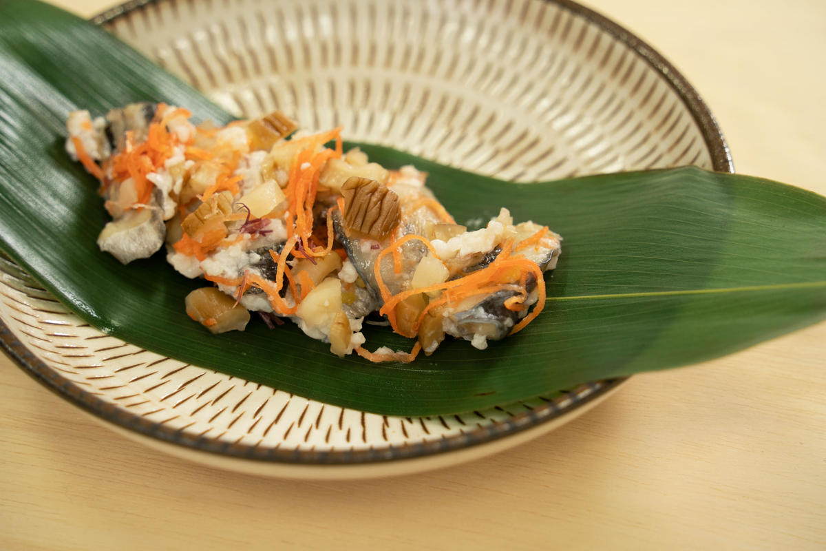 名称鰰寿し内容量いぶりがっこ入りハタハタ寿し80g×5個原材料はたはた（秋田県産）、米（秋田県産）、米麹、大根、人参、食塩、砂糖、みりん、醸造酢、酒、ふのり、ゆず、クチナシ色素賞味期限別途ラベルに記載保存方法要冷凍（-18℃以下）製造者(有)三浦米太郎商店秋田県にかほ市平沢字上町49販売者(有)三浦米太郎商店秋田県にかほ市平沢字上町49事業者有限会社　三浦米太郎商店配送方法冷凍配送備考※画像はイメージです。 ・ふるさと納税よくある質問はこちら ・寄附申込みのキャンセル、返礼品の変更・返品はできません。あらかじめご了承ください。【ふるさと納税】いぶりがっこが入ったハタハタ寿し400g(80g×5個 はたはた おつまみ)　【加工食品 惣菜 レトルト 魚貝類】 秋田の伝統食「ハタハタ寿し」を秋田名物の「いぶりがっこ」と一緒に漬け込みました。ハタハタ寿しと、いぶりがっこの風味と食感をお楽しみください。 寄附金の用途について (1)市長におまかせ (2)ふるさとを担う子供たちの教育環境を充実させたい (3)ふるさとの豊かな自然環境や美しい景観を保全したい (4)そのほか活力のあるふるさと想像に向け、福祉、産業等を充実させたい (5)古くから伝わる伝統芸能や地域文化、史跡等を後世に残したい (6)環境保全、環境浄化に努め、循環型社会を形成したい (7)防災対策や東日本大震災に関する復興支援に使ってほしい 受領証明書及びワンストップ特例申請書のお届けについて 【受領証明書】 入金確認後、注文内容確認画面の【注文者情報】に記載の住所にお送りいたします。 発送の時期は、入金確認後1ヵ月以内程度を目途に、お礼の特産品とは別にお送りいたします。 【ワンストップ特例申請書】 ワンストップ特例申請書は、受領証明書と共にお送りいたします。 1/10必着でご返送ください。 ▽申請書のダウンロードはこちら