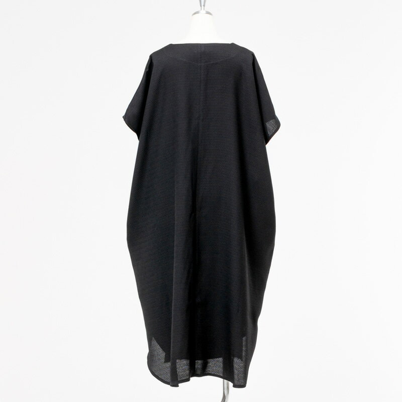 【ふるさと納税】洗える 天然素材 ワイドドレープワンピース 日本製ブラックフォーマル素材使用 ／ シルクのような肌触り シワになりにくい ワンピース フリーサイズ オールシーズン対応 着心地抜群 MARUTA 春 夏 秋 冬 通年 シンプル 着回し ojohn 山形県寒河江市